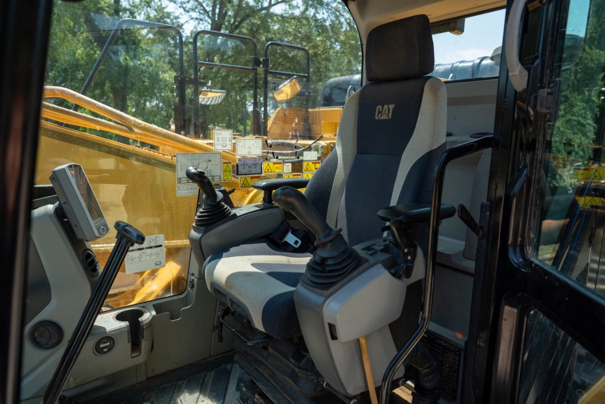 2016 Caterpillar Excavator Heavy Duty Construction Equipment - 7927 Hours | Ideal for Mining, Trenching & Demolition Projects