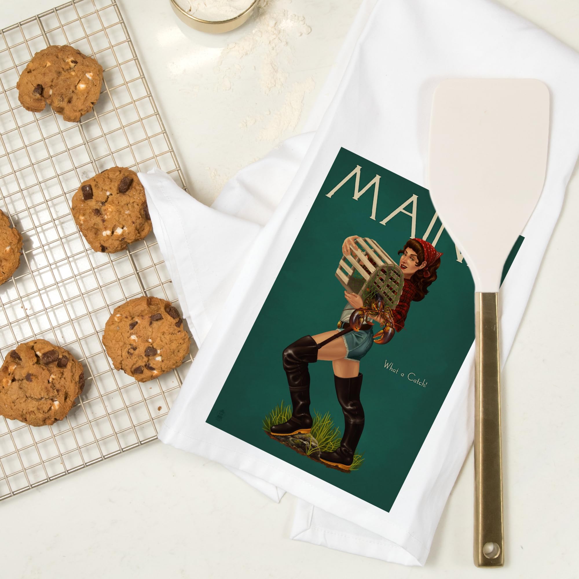 Maine Lobster Fishing Pinup - 100% Cotton Tea Towel, Decorative Hand Towel for Kitchen & Home - Perfect for Coastal Decor, Farmhouse Style, and Nautical Themed Gifts