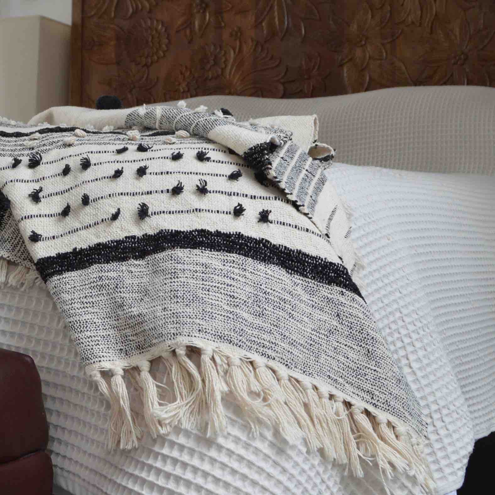 Nina Textured Throw Blanket - Soft Grey and White Cozy Knit Bedding for Couch, Sofa & Bed - Perfect for Winter Warmth and Home Decor