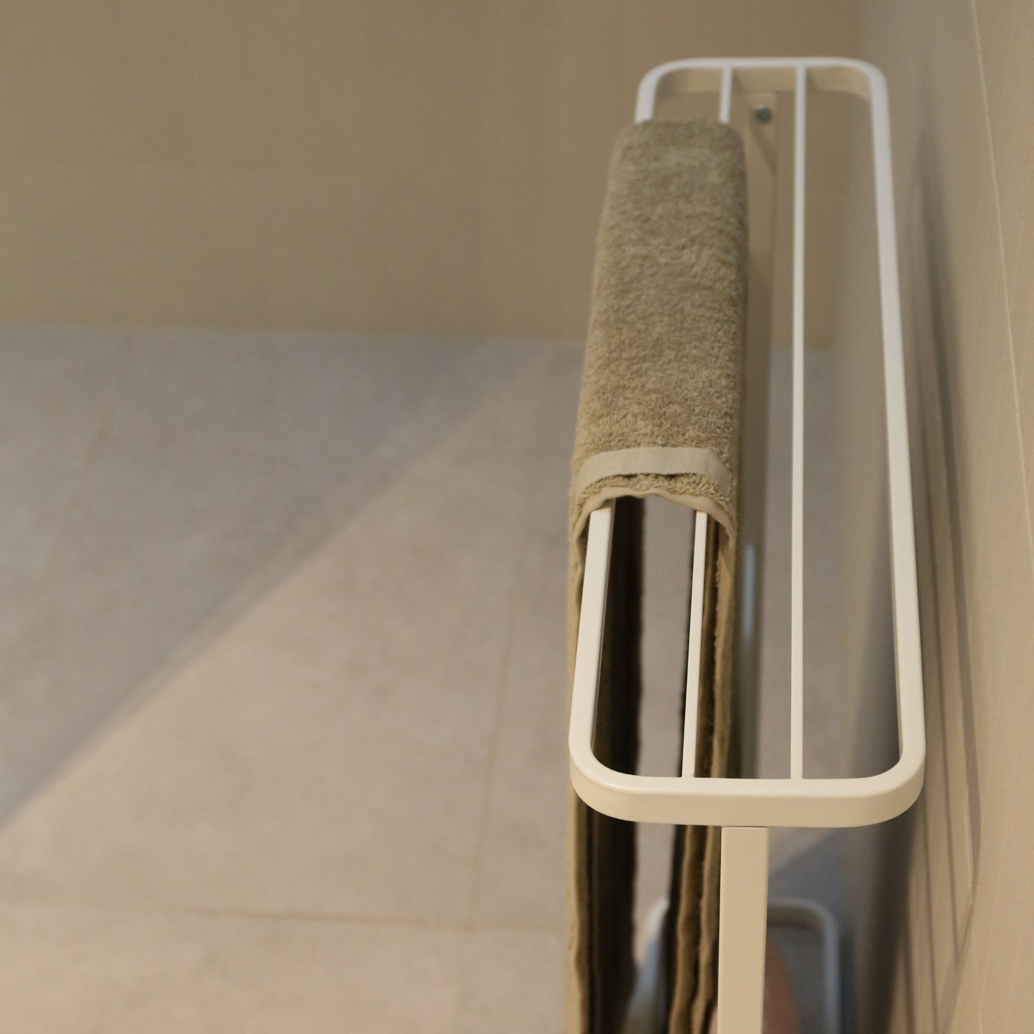 YAMAZAKI White Tower Bath Towel Hanger - Space Saving Bathroom Organizer for Hanging Towels, Robes & Clothes - Perfect for Small Bathrooms, Laundry Rooms & Spa Areas