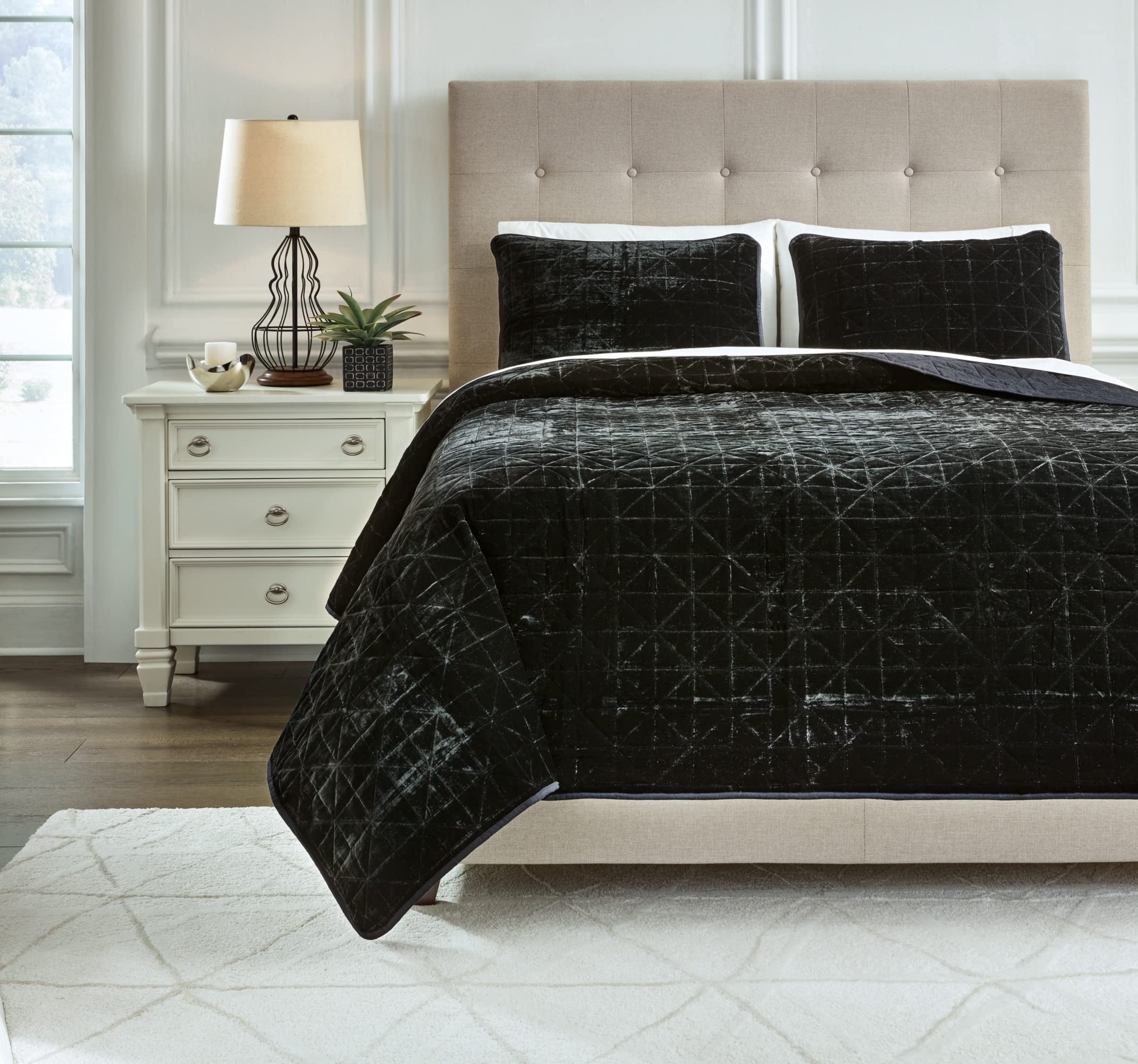 Signature Design by Ashley Dairick Velvet Quilt & 2 Shams Set - King Size Black Luxury Bedding - Soft & Stylish for Master Bedroom, Guest Room, or Hotel Decor
