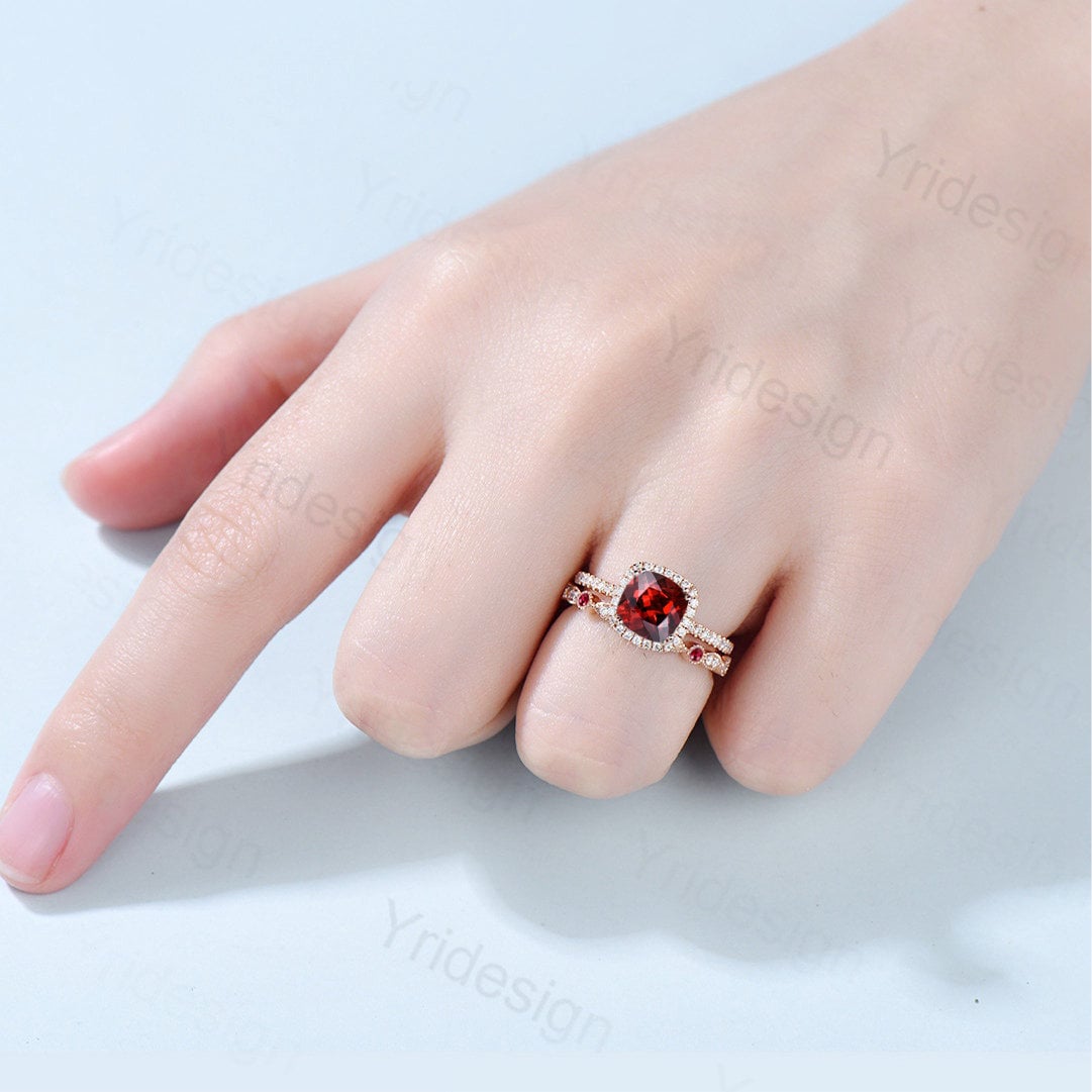 Vintage Art Deco 14K Rose Gold Cushion Cut Garnet Wedding Ring Set with Halo Diamonds for Women – Elegant Bridal Engagement Ring for Weddings, Anniversaries & Special Occasions