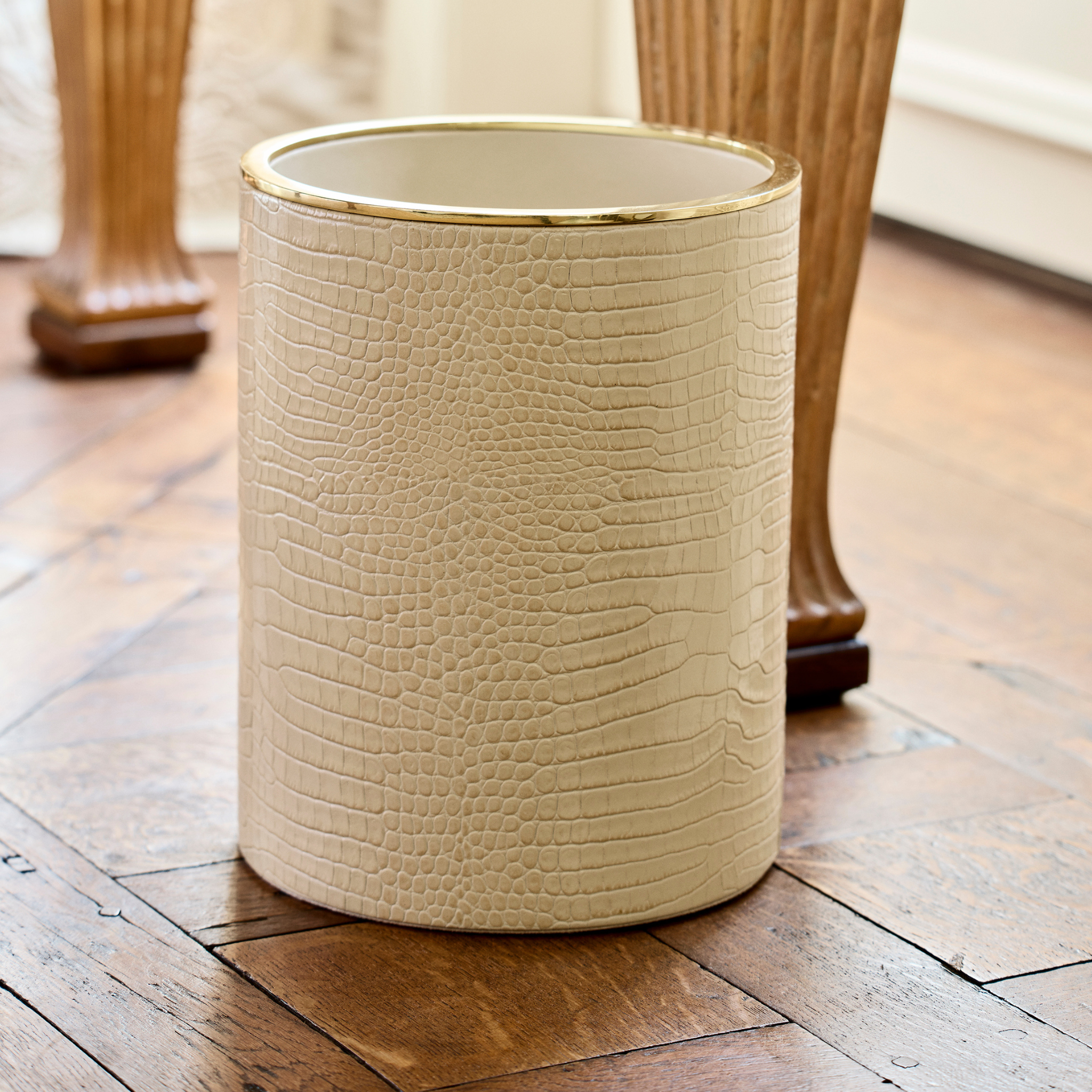 Vintage Crocodile Leather Trash Can - Elegant Fawn Brown Office & Home Waste Bin for Living Room, Bedroom, or Study Desk