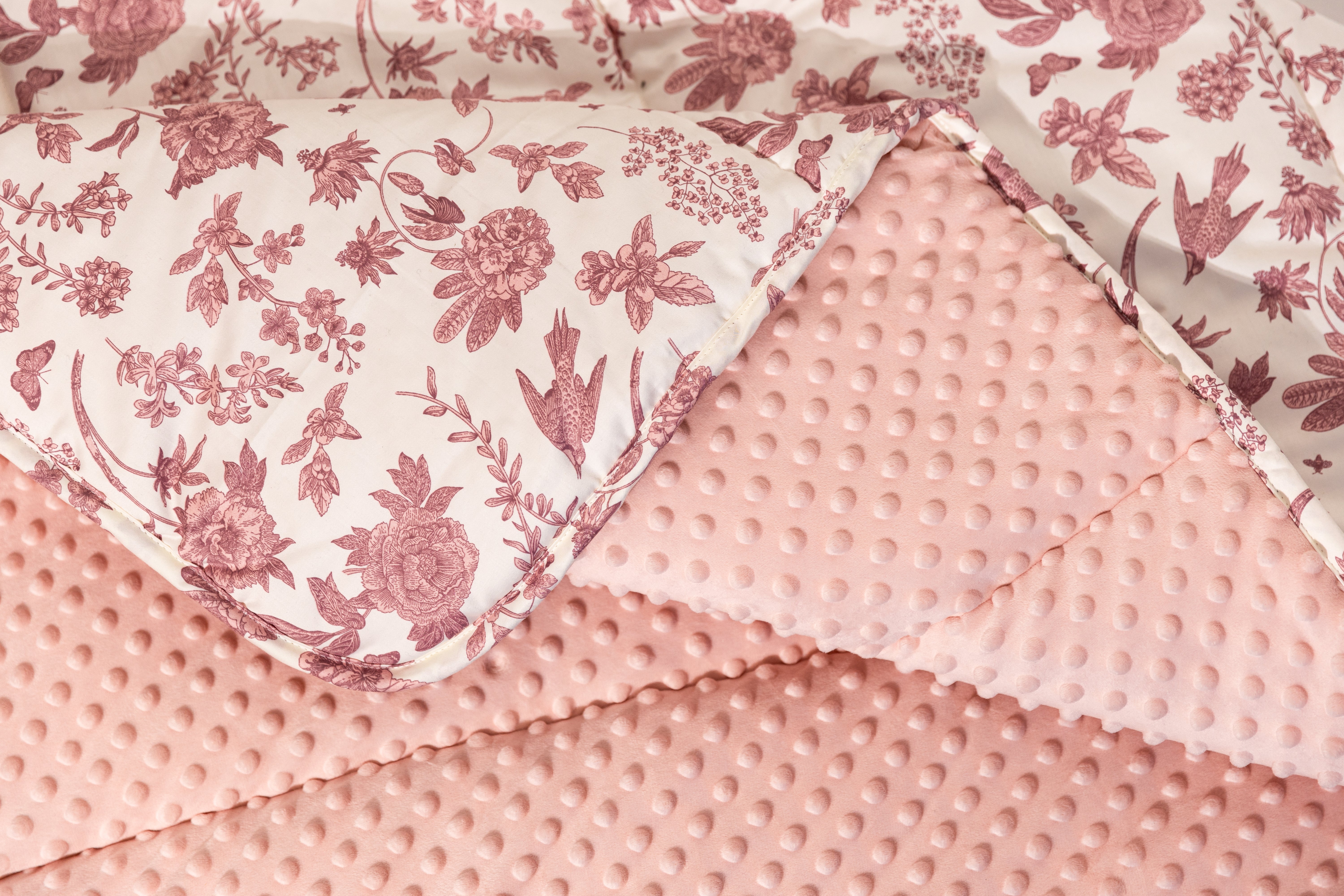 Cozy Ivy Pattern Fleece Blanket - Soft & Warm Throw for Bed, Couch, and Outdoor Use - Perfect for Gifts, Home Decor, and Camping