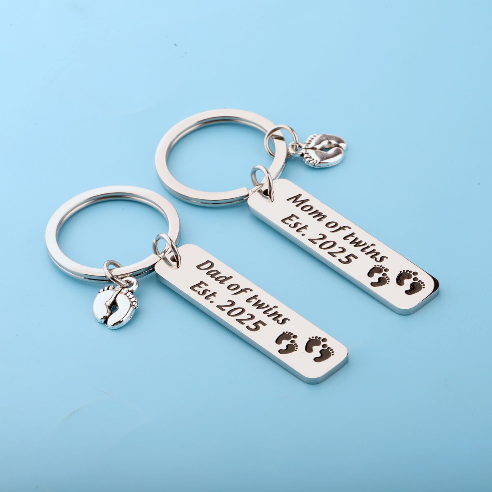 FUSTMW Twin Parents Gift - Keychain for Dad & Mom of Twins, Established 2025 - Perfect Baby Reveal & Expecting Parents Present - Ideal for Gender Reveal Parties & New Parent Celebrations