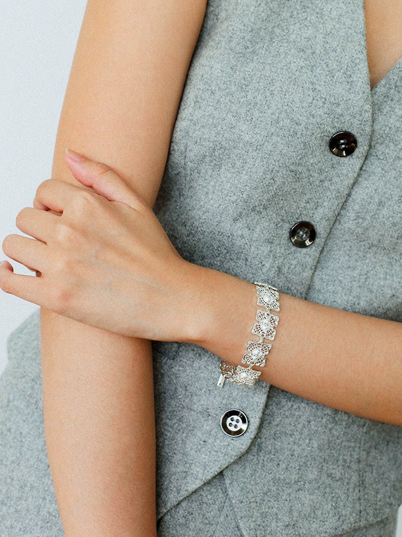Stylish Niche Design Lace Four Leaf Clover Hollow Bracelet - Perfect for Women's Fashion, Gift Giving & Special Occasions