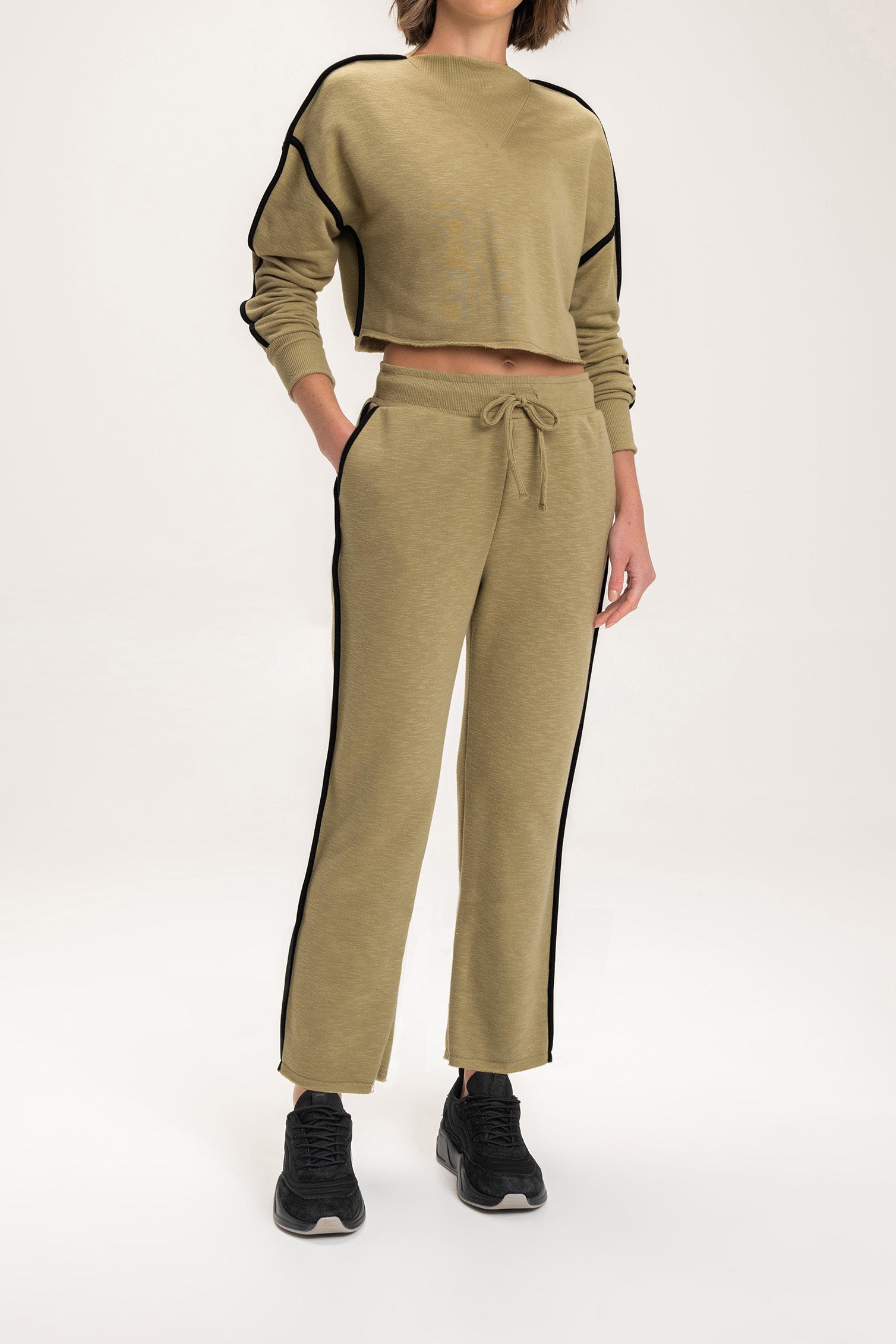 Daybreak Cropped Sweatshirt for Women - Soft Casual Pullover with Ribbed Hem | Perfect for Yoga, Gym & Streetwear Fashion