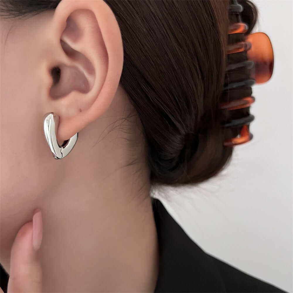 TE6472 Simple Metallic Trillion Huggie Hoop Earrings - Minimalist Everyday Jewelry for Women, Perfect for Work, Date Night & Casual Outfits