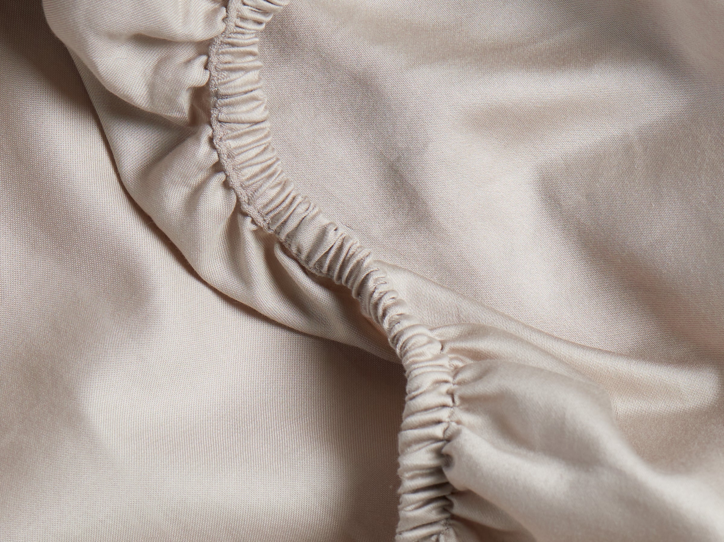 Luxury Sateen Fitted Sheet - Bone White 100% Cotton Deep Pocket Bed Sheet Set for Queen Size - Soft & Breathable Bedding for Hotel, Home & Guest Room Use