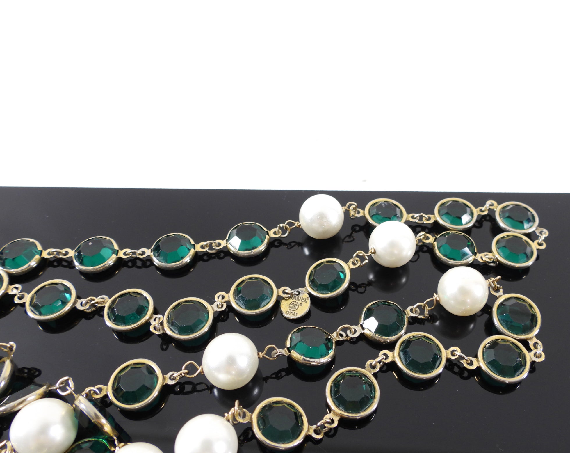 Vintage Chanel 1981 Green Gripoix Glass & Faux Pearl Sautoir Necklace - Elegant Statement Jewelry for Evening Wear & Special Occasions