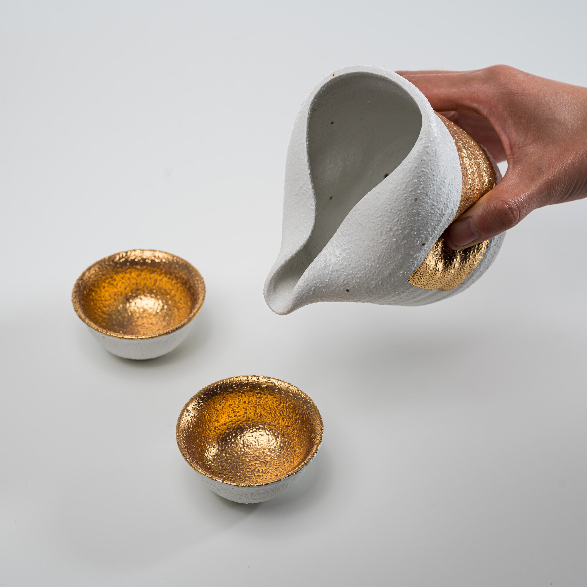 Premium Mino Ware Pottery Sake Set - Handcrafted White Gold Twisting Japanese Ceramic Sake Cups & Decanter - Traditional Japanese Drinking Vessels for Sake Tasting, Dinner Parties & Gift Giving