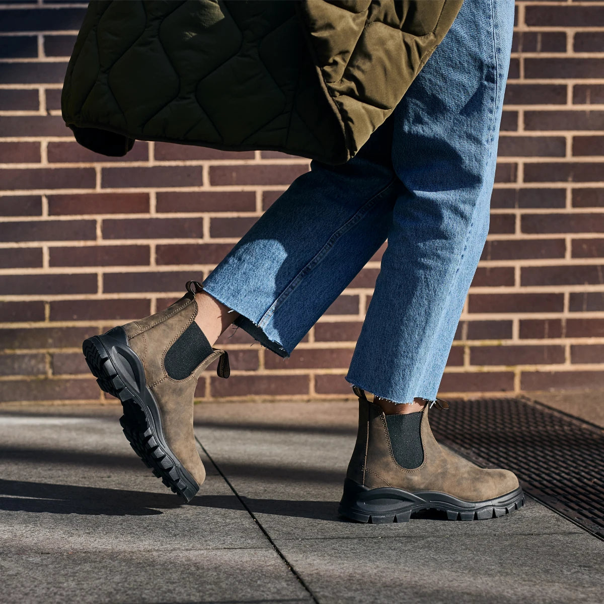 Blundstone Women's Lug 2239 Chelsea Boots - Rustic Brown Leather Ankle Boots for Outdoor, Work & Casual Wear | Waterproof & Comfortable Slip-On Boots for Hiking, Travel & Everyday Use