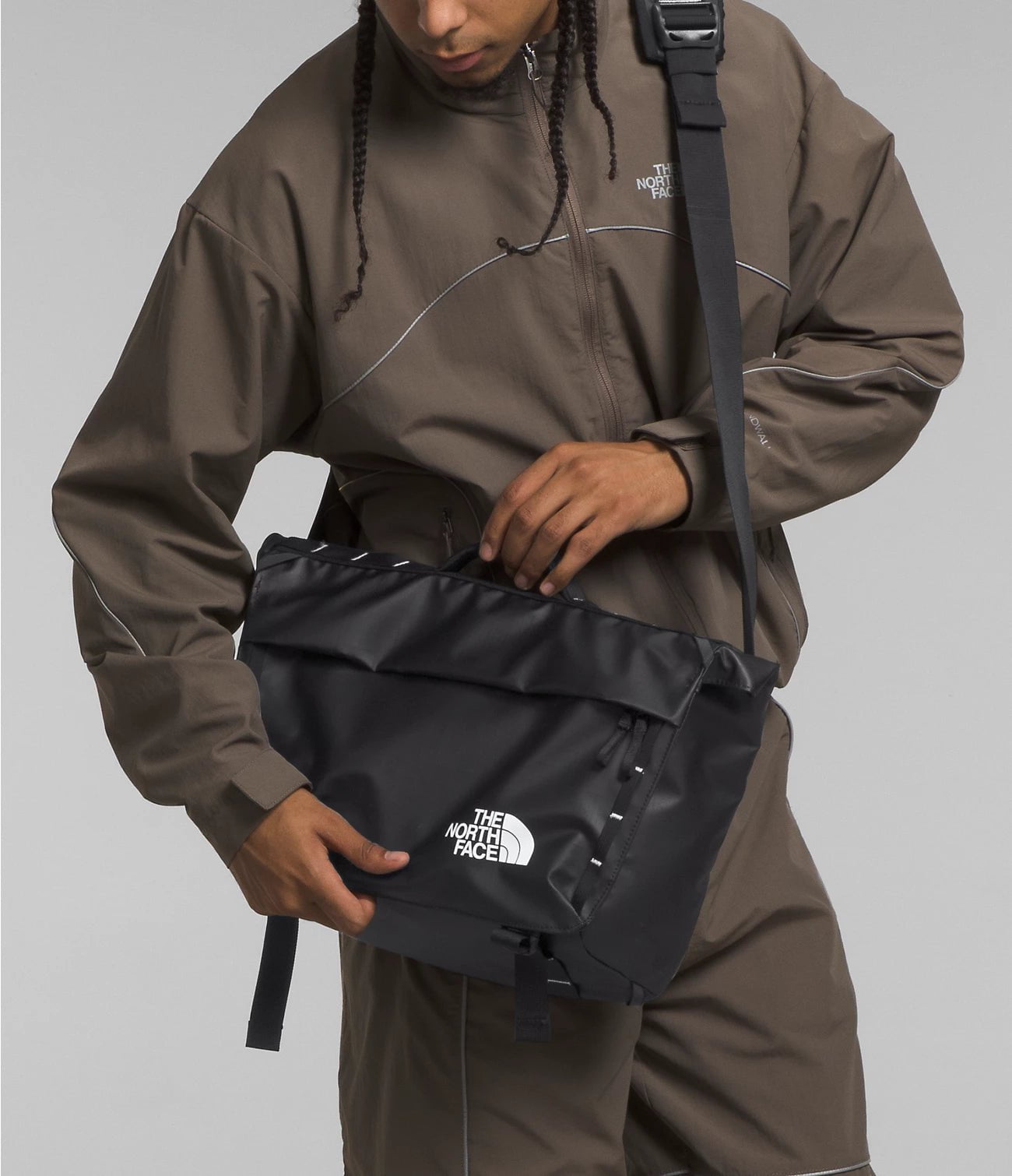 The North Face Base Camp Voyager Messenger Bag - Durable Water-Resistant Laptop Crossbody Bag for Men & Women - Perfect for Travel, Work & Outdoor Adventures