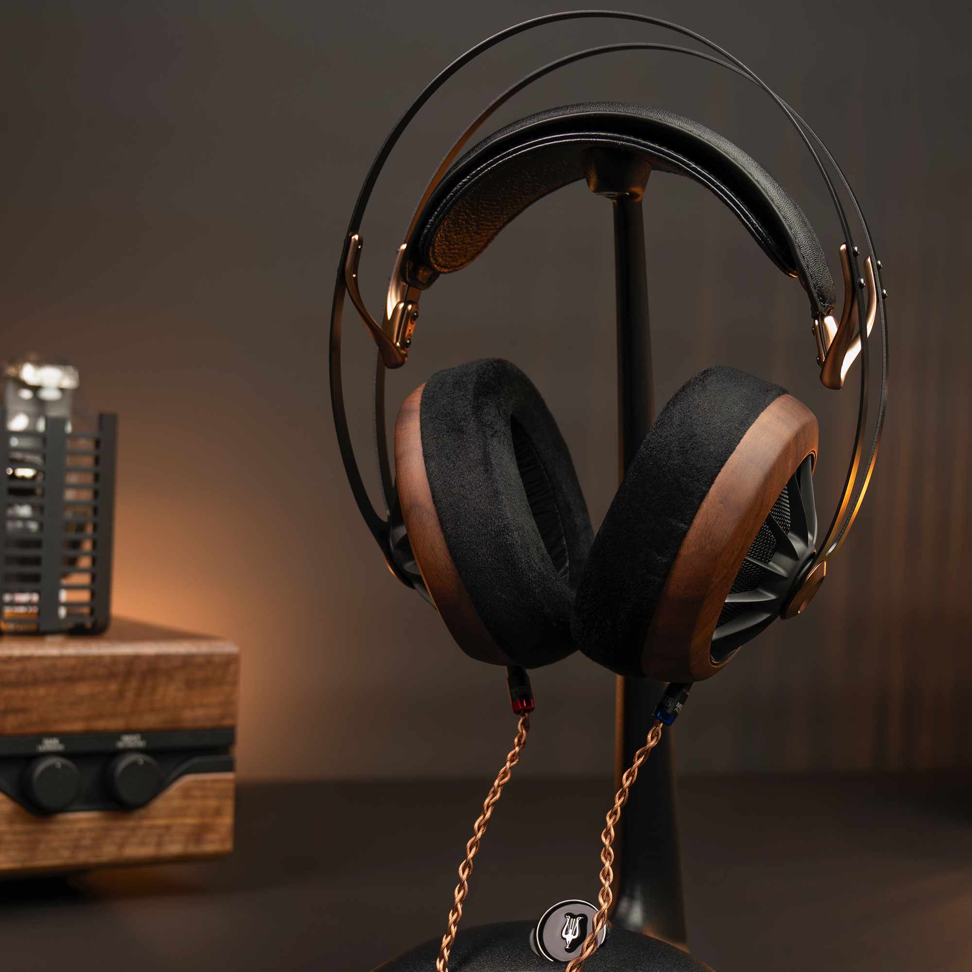 Premium Meze Manta Wooden Headphone Stand - Elegant Display & Storage for Audiophile Headphones - Perfect for Home Office, Gaming Setup & Studio Organization