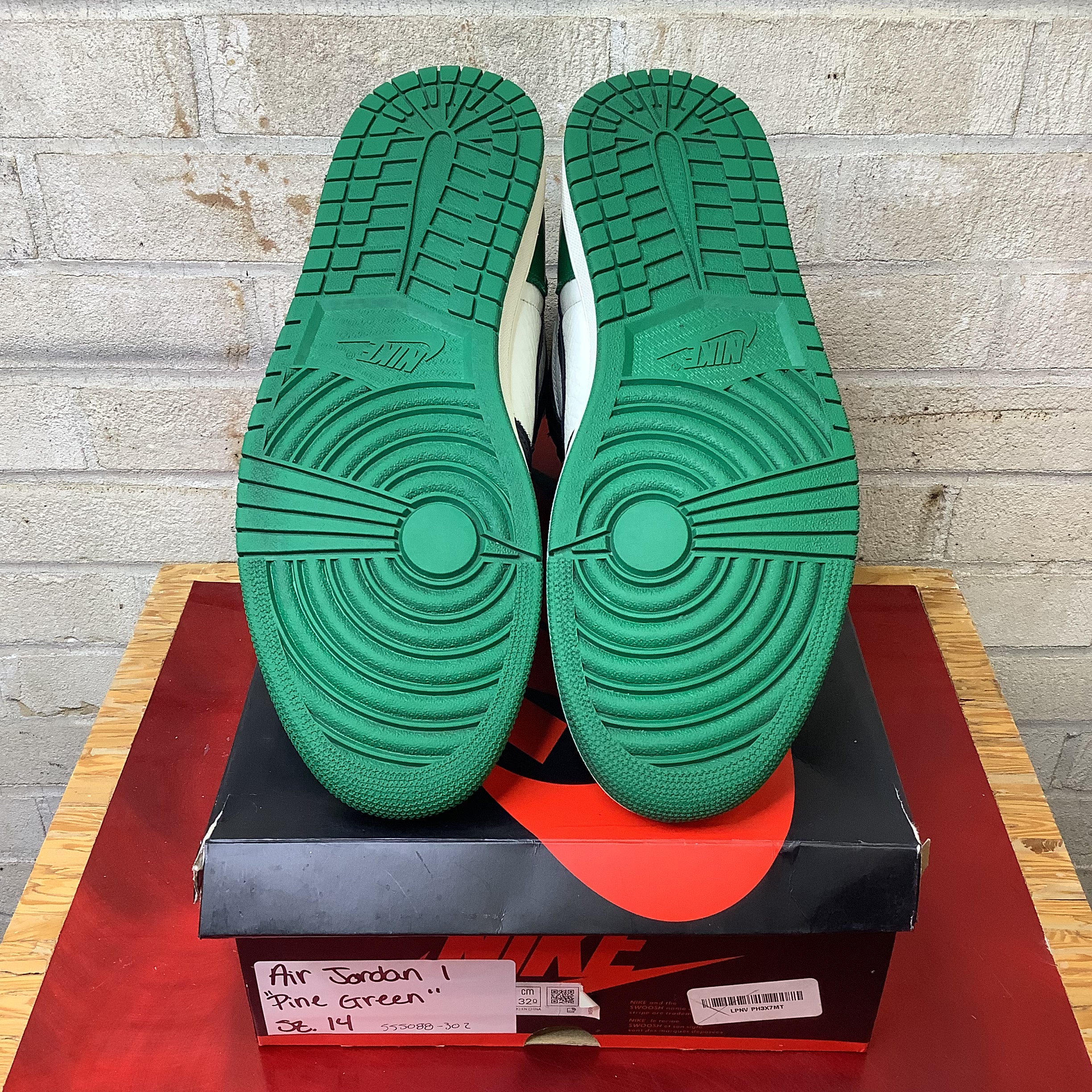 Air Jordan 1 Retro High OG Pine Green Men's Basketball Shoes Size 14 (555088-302) - Perfect for Sneaker Collectors & Streetwear Fashion