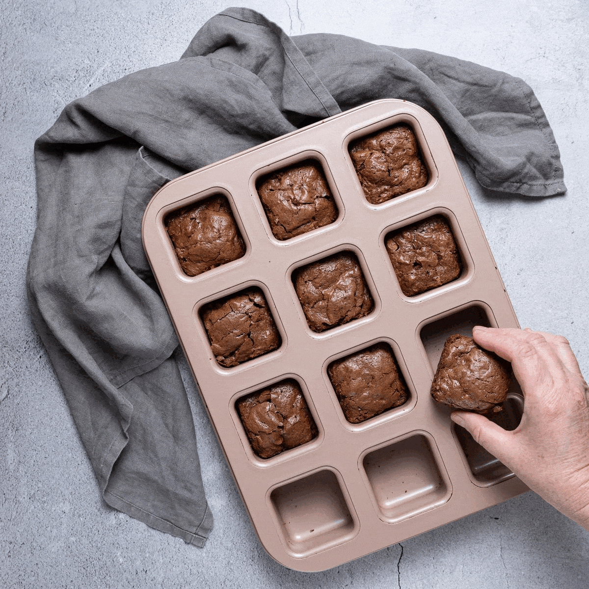 Premium Non-Stick Rose Gold Brownie Pan - 9x9 Inch Square Baking Dish for Perfect Homemade Brownies, Cakes & Bars - Ideal for Holidays, Parties & Family Baking