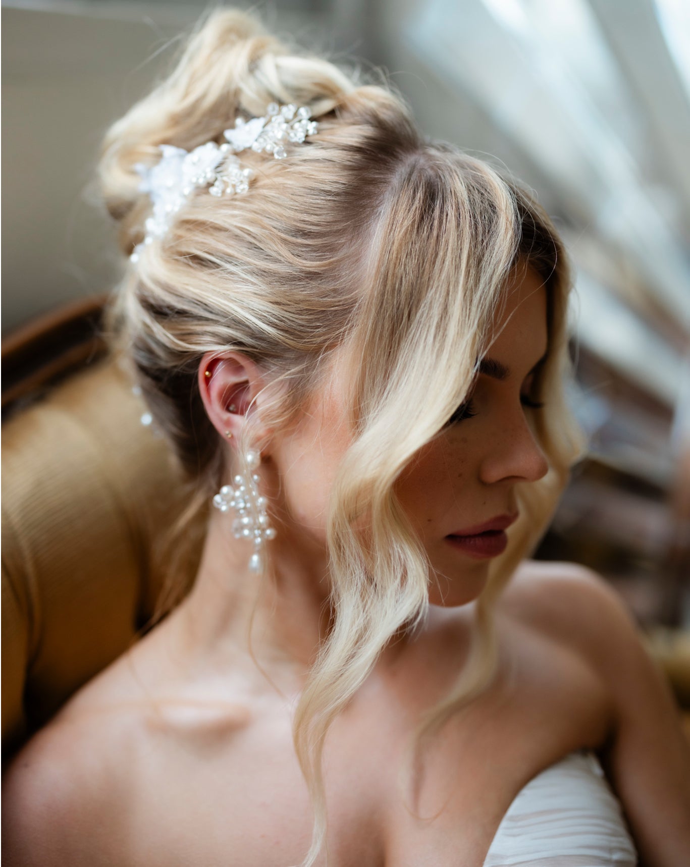 Elegant 3D Lace Floral Pearl Bridal Hair Vine & Floral Pin - Luxury Wedding Headpiece by Kezani | Perfect for Brides, Bridesmaids, and Special Occasions