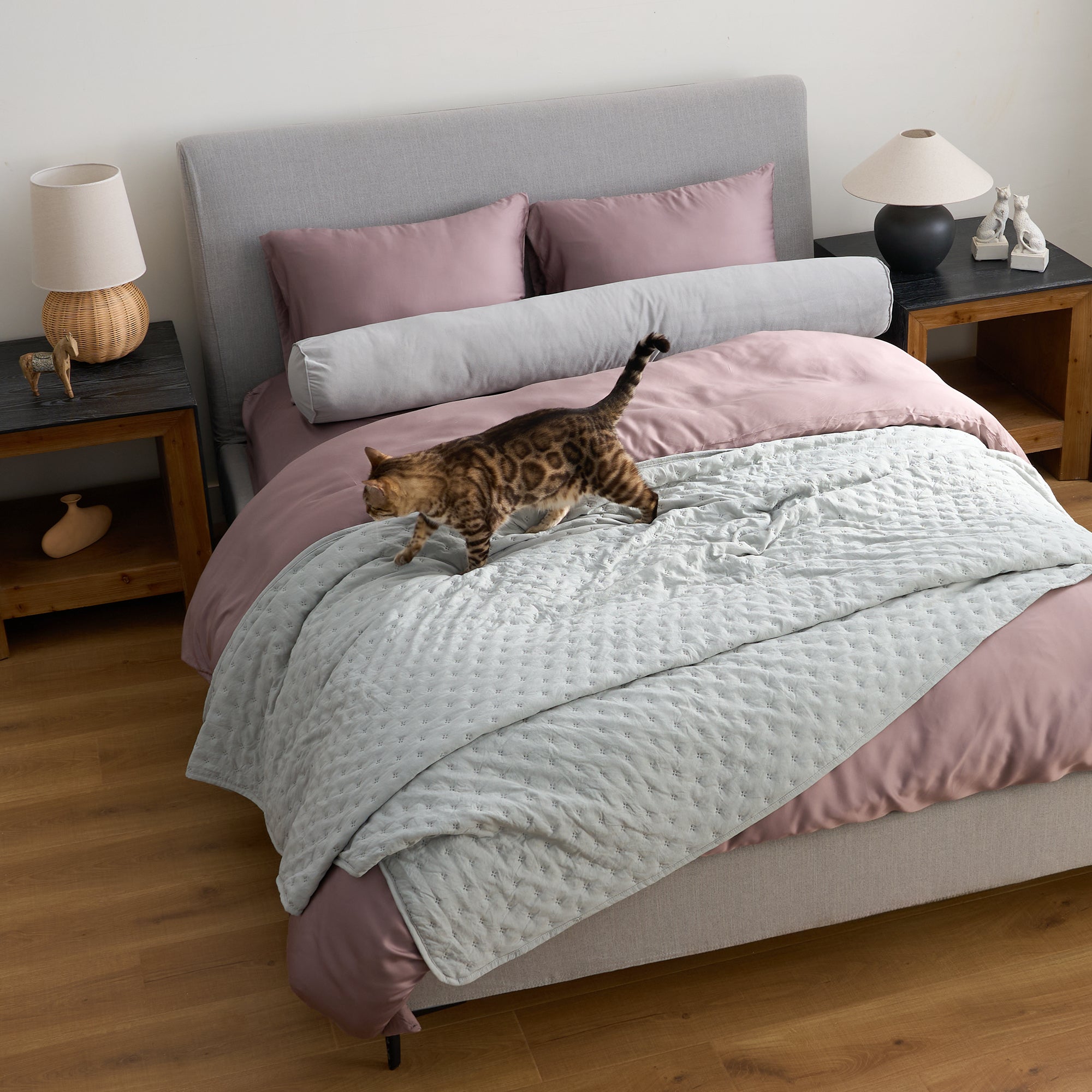 FURRFREE Quilt Set - Pet Hair Repellent Bedding for Dogs & Cats | Hypoallergenic & Easy Clean | Perfect for Pet Owners & Allergy Sufferers | Cozy Home Decor for Bedroom & Living Room