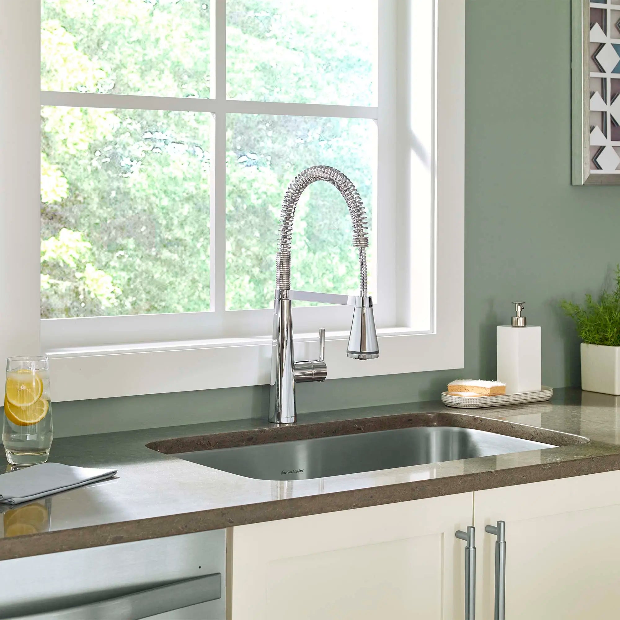 Edgewater® Single Handle Semi Pro Multi Spray Kitchen Faucet - 1.5 GPM/5.7 LPM - High Arc Pull Down Sprayer for Modern Kitchens, Dishwashing & Food Prep