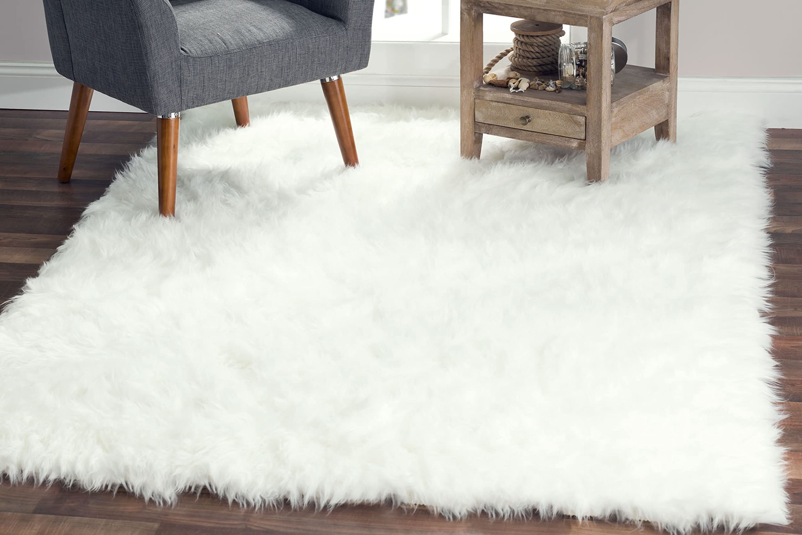 4x6 ft White Fluffy Faux Fur Rug - Soft Silky Sheepskin Area Rug for Living Room, Bedroom, Nursery | Non-Slip Backing & Machine Washable | Cozy Home Decor for Winter, Family Room & Kids Play Area