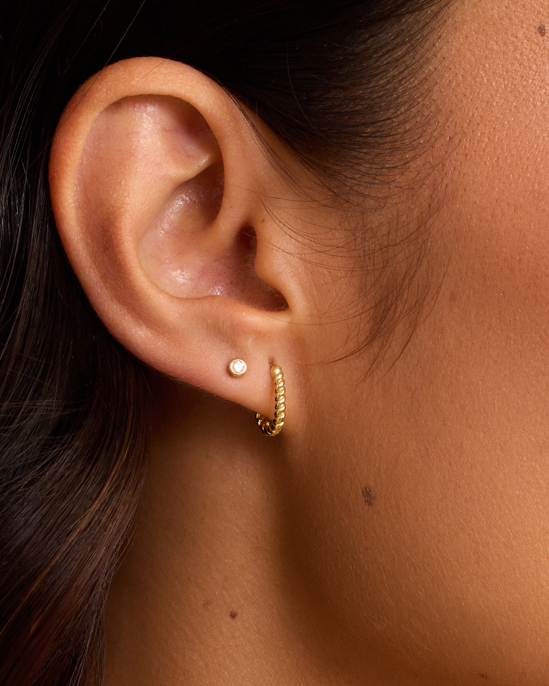 Crew Link Single Huggie Earrings - Minimalist Gold Hoop Earrings for Women - Perfect for Everyday Wear & Special Occasions