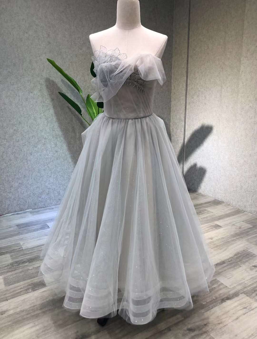 Elegant Gray Tea Length Prom Dress with Tulle Skirt - Perfect for Homecoming, Dances & Special Occasions