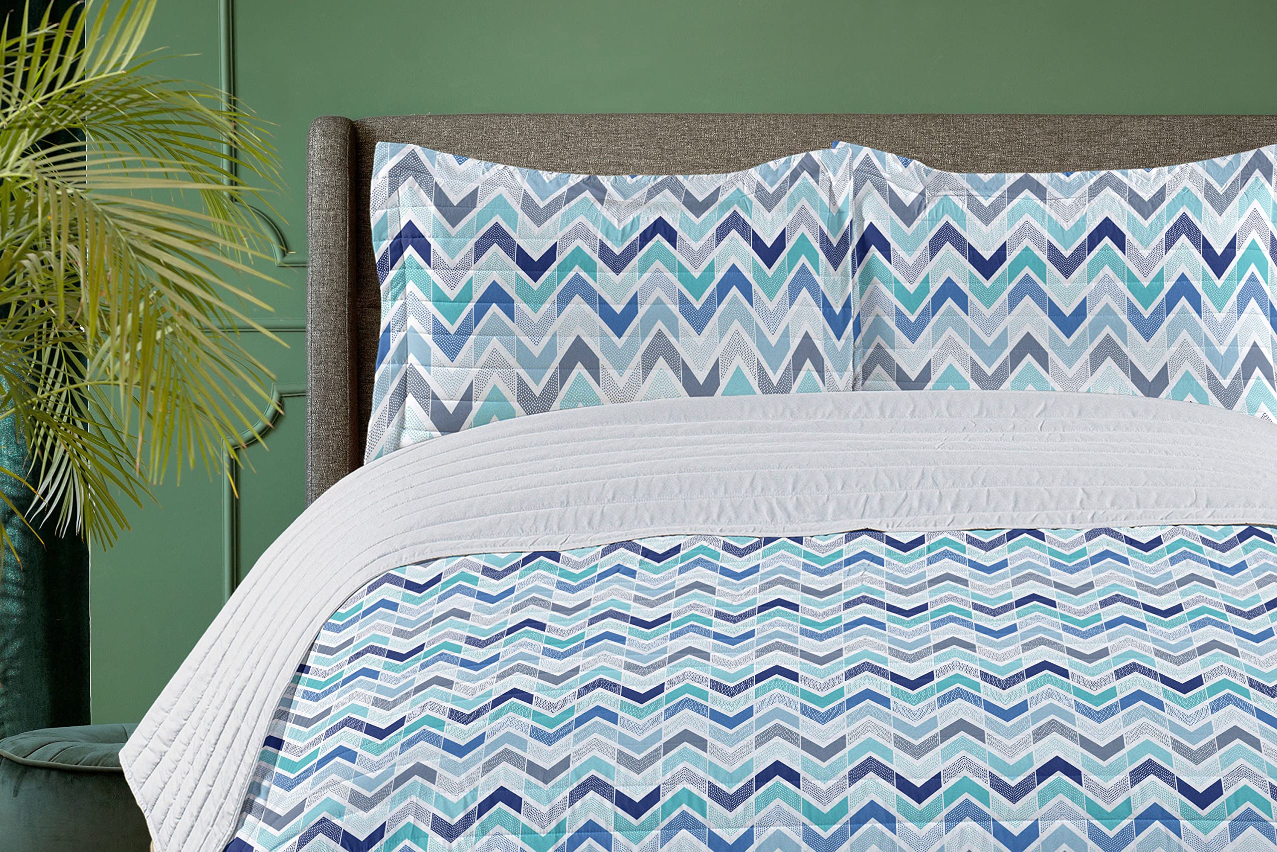 Ambesonne Modern Microfiber Bedspread Set - Doodle Style Dots & Zigzag Pattern King Size Blue White | Soft Bedding with Pillow Shams & Comforter | Perfect for Contemporary Bedrooms & Guest Rooms