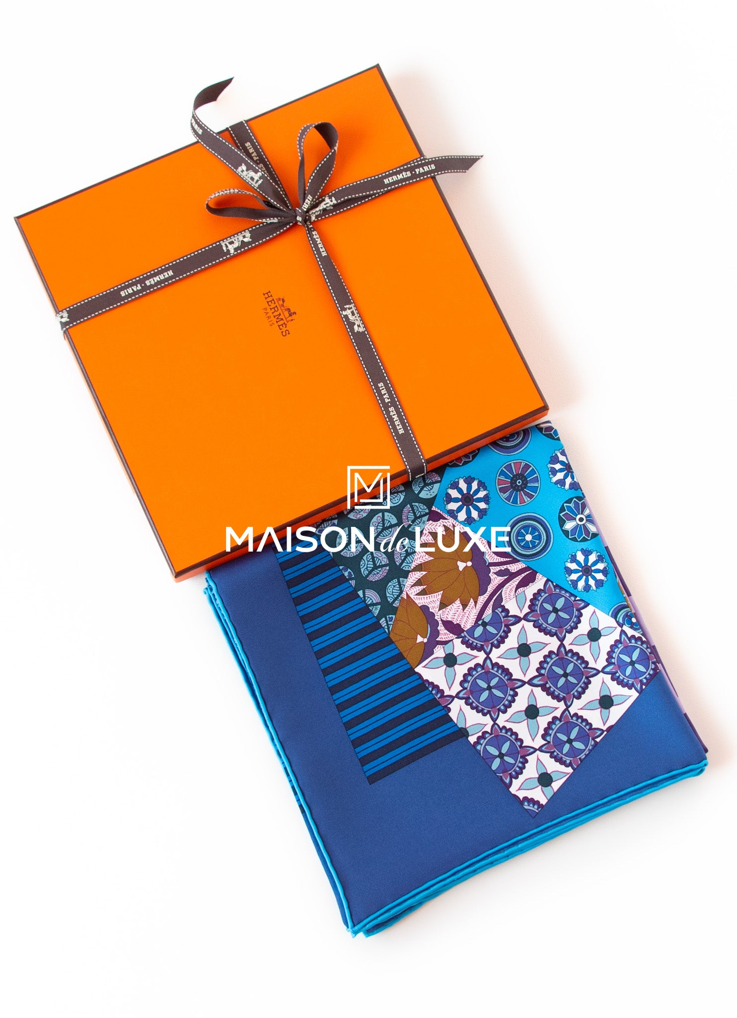 Hermes L'Art du Sarasa Blue Twill Silk Scarf 90 cm - Luxury Fashion Accessory for Women, Perfect for Gifts, Parties and Special Occasions