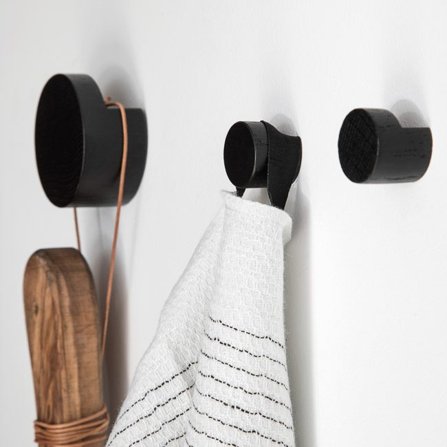 EKTA LIVING Wooden Wall Hooks with Natural Knot Design - Large 7cm Black Oak Coat Hooks for Entryway, Bathroom, and Bedroom Organization