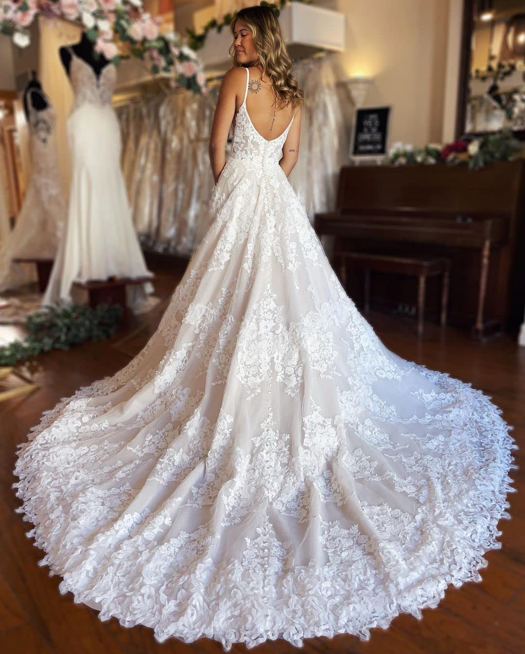 POMUYOO Women's Beach Wedding Dress - Long Lace Appliques Bridal Gown for Bride | Perfect for Beach Weddings, Destination Ceremonies & Romantic Photos
