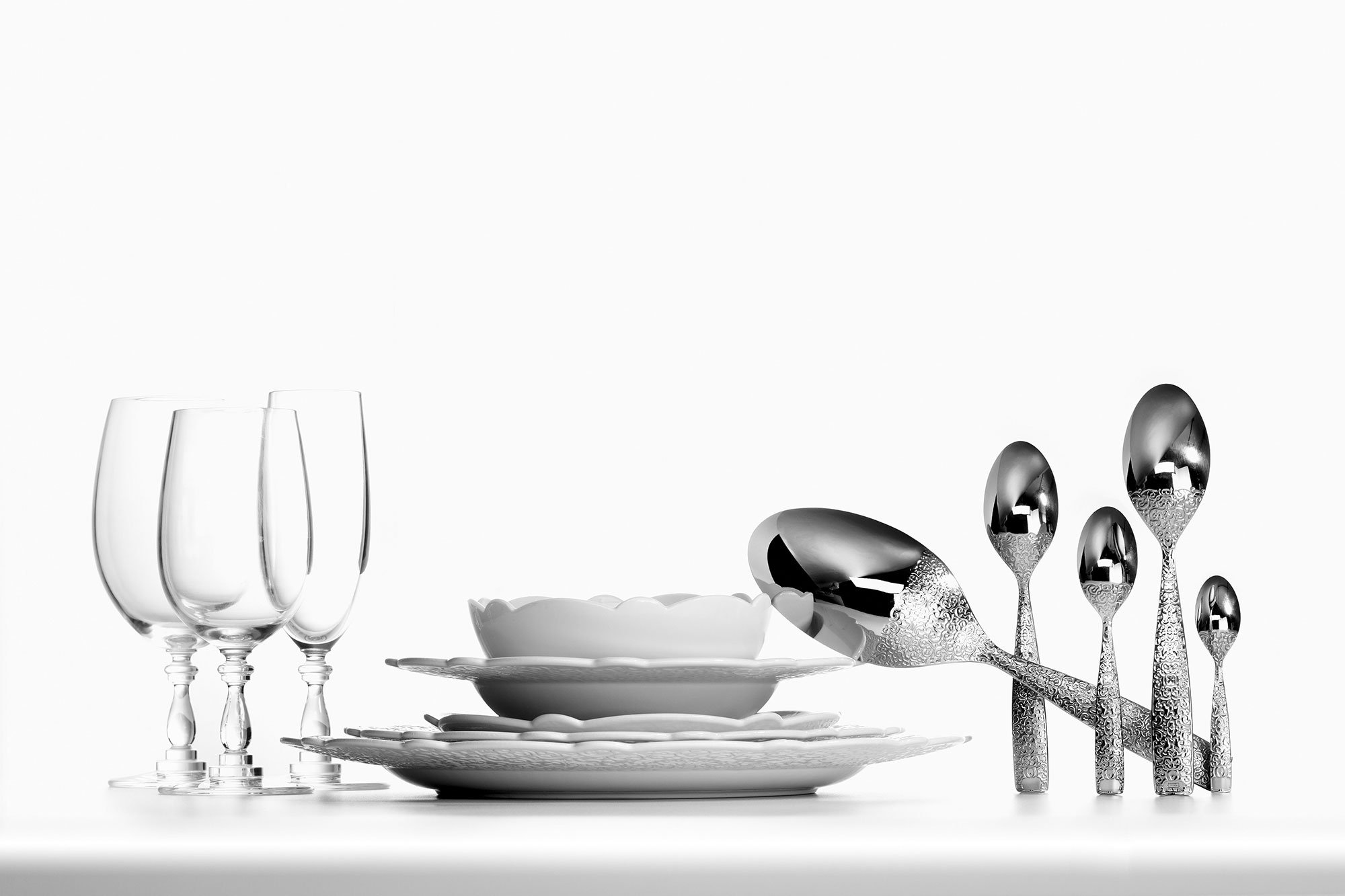 Alessi White Dressed Flat Plate - Elegant Dinnerware for Fine Dining & Special Occasions
