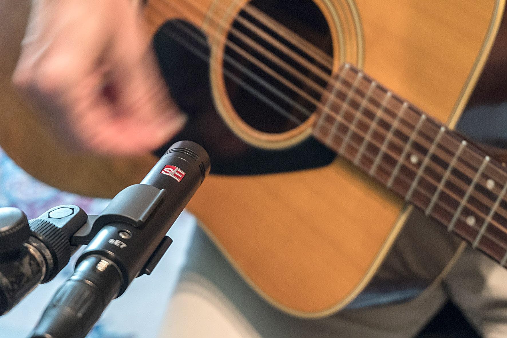 SE ELECTRONICS sE7 Small Diaphragm Cardioid Condenser Microphone - Matched Pair with Clip for Studio Recording, Podcasting & Live Performances