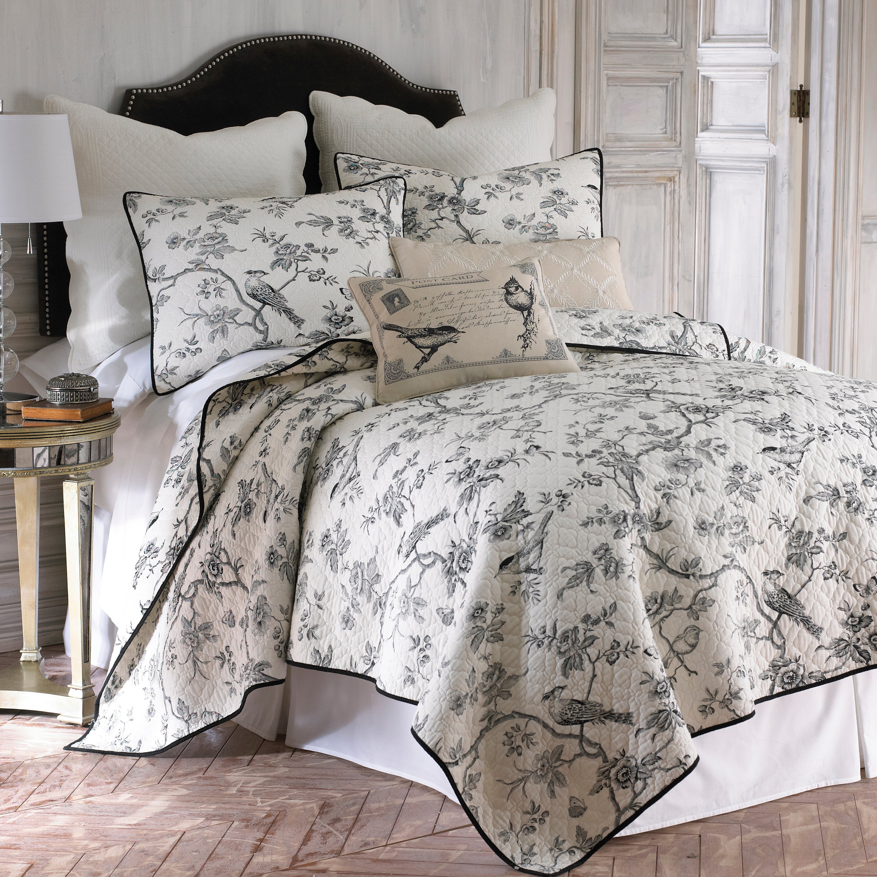 Luxury Toile Quilt Set - Queen Size, 3-Piece Bedding Set with Matching Pillow Shams - Floral French Country Design - Perfect for Master Bedroom, Guest Room & Farmhouse Decor