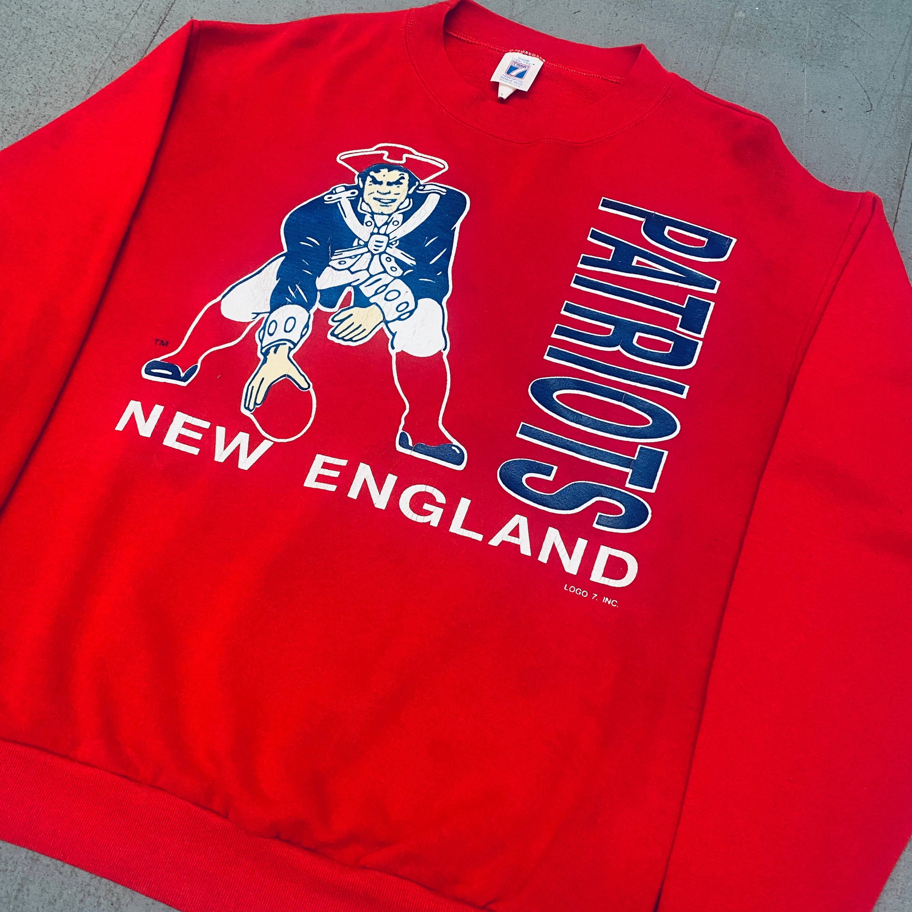 New England Patriots 1980s Logo 7 Pat Patriotic Graphic Spellout Sweatshirt (Medium) - Vintage NFL Fan Gear for Game Day & Casual Wear