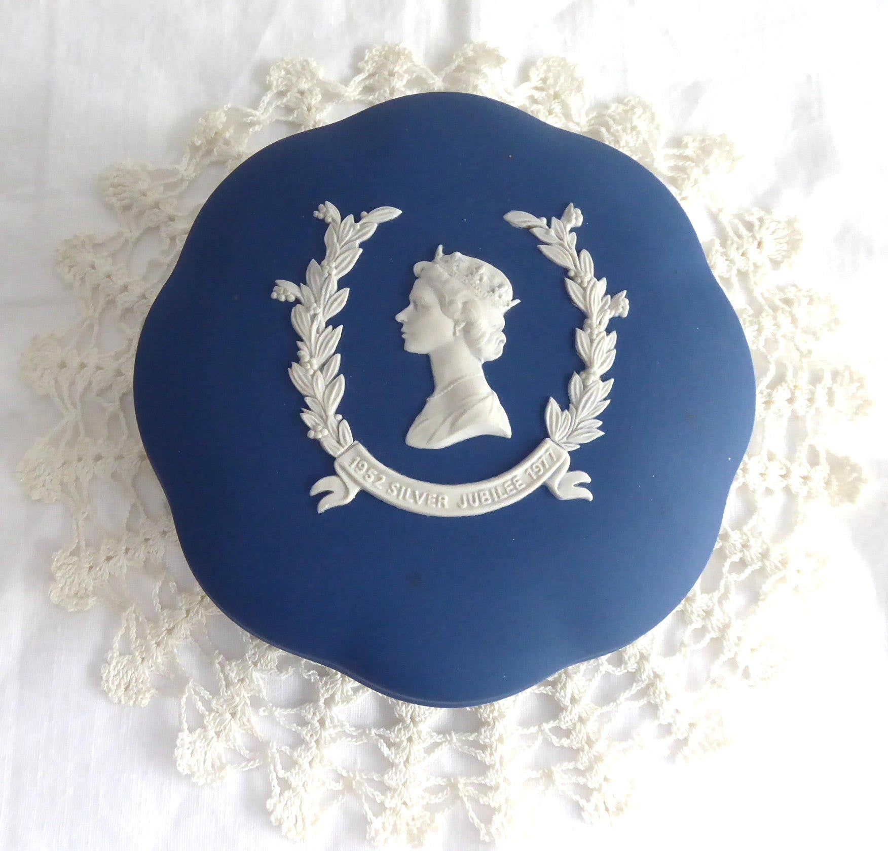 Wedgwood Jasperware Powder Box - Queen Elizabeth II Silver Jubilee 1977 Commemorative Collectible - Dark Blue Ceramic Jewelry Trinket Box for Makeup Storage & Royal Memorabilia Display