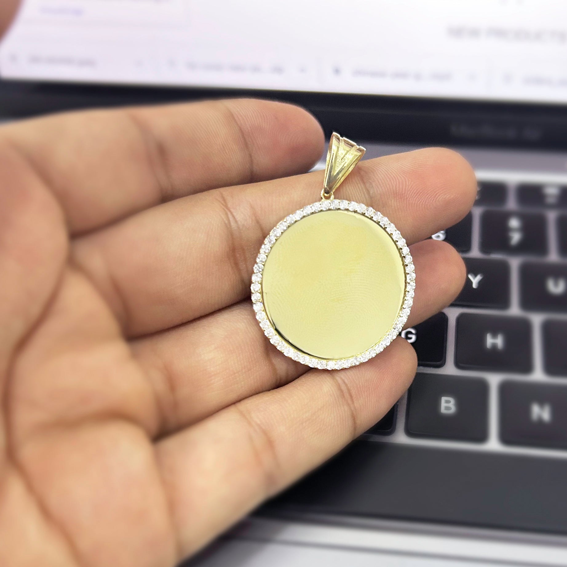 14K Gold Round Picture Pendant Necklace - Medium Size Photo Locket for Women - Perfect for Gifts, Memorial Jewelry & Everyday Wear | JTJ™