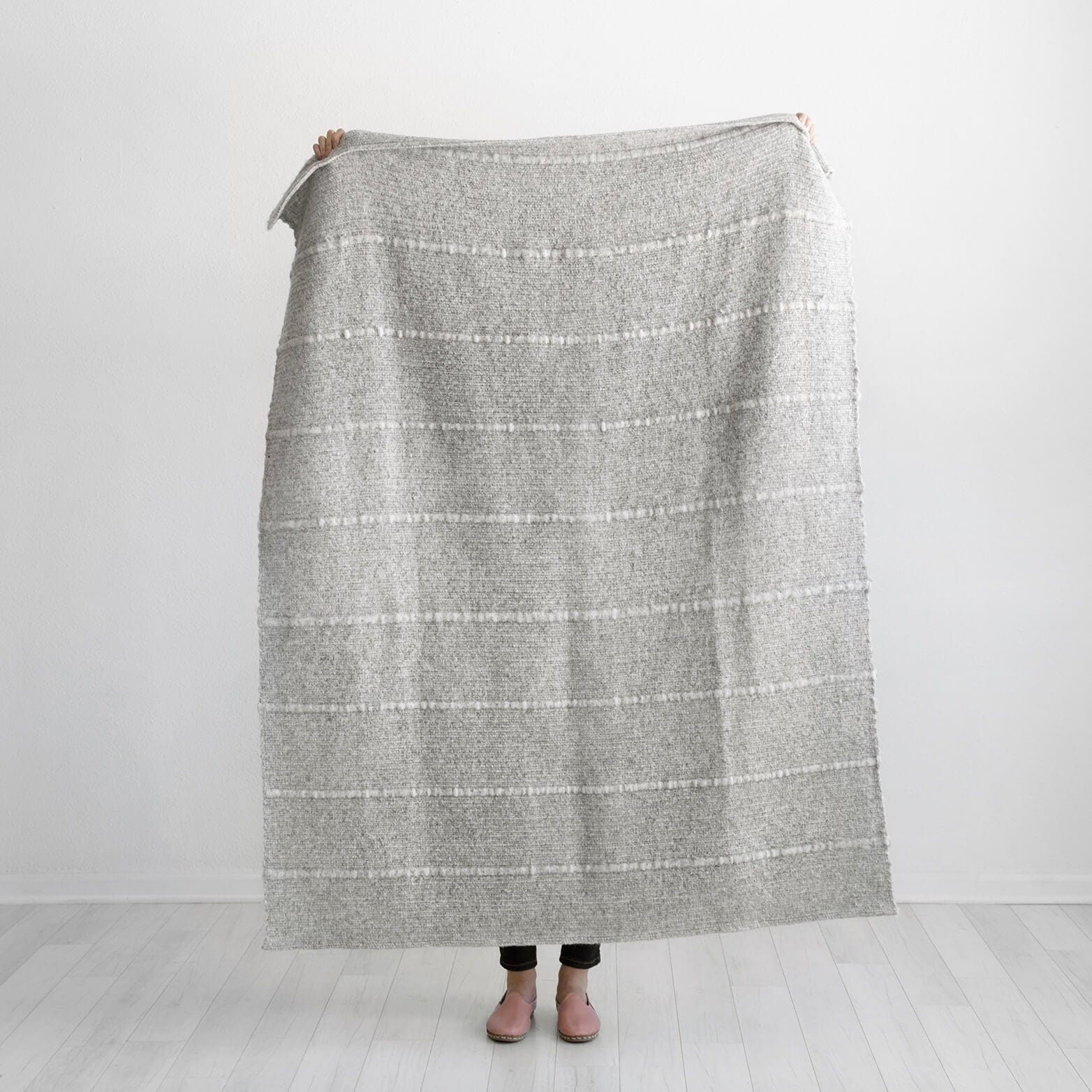 Cozy Chunky Wool Throw Blanket - Soft & Warm Knit Throw for Couch, Bed & Home Decor - Perfect for Winter, Fall & Gift Giving