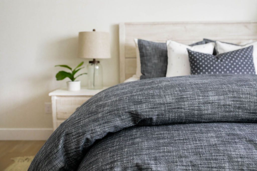 Oliver Soft & Breathable Duvet Cover Set - Queen Size, 3-Piece Luxury Bedding with Zipper Closure - Perfect for Home, Hotel & Guest Room Decor