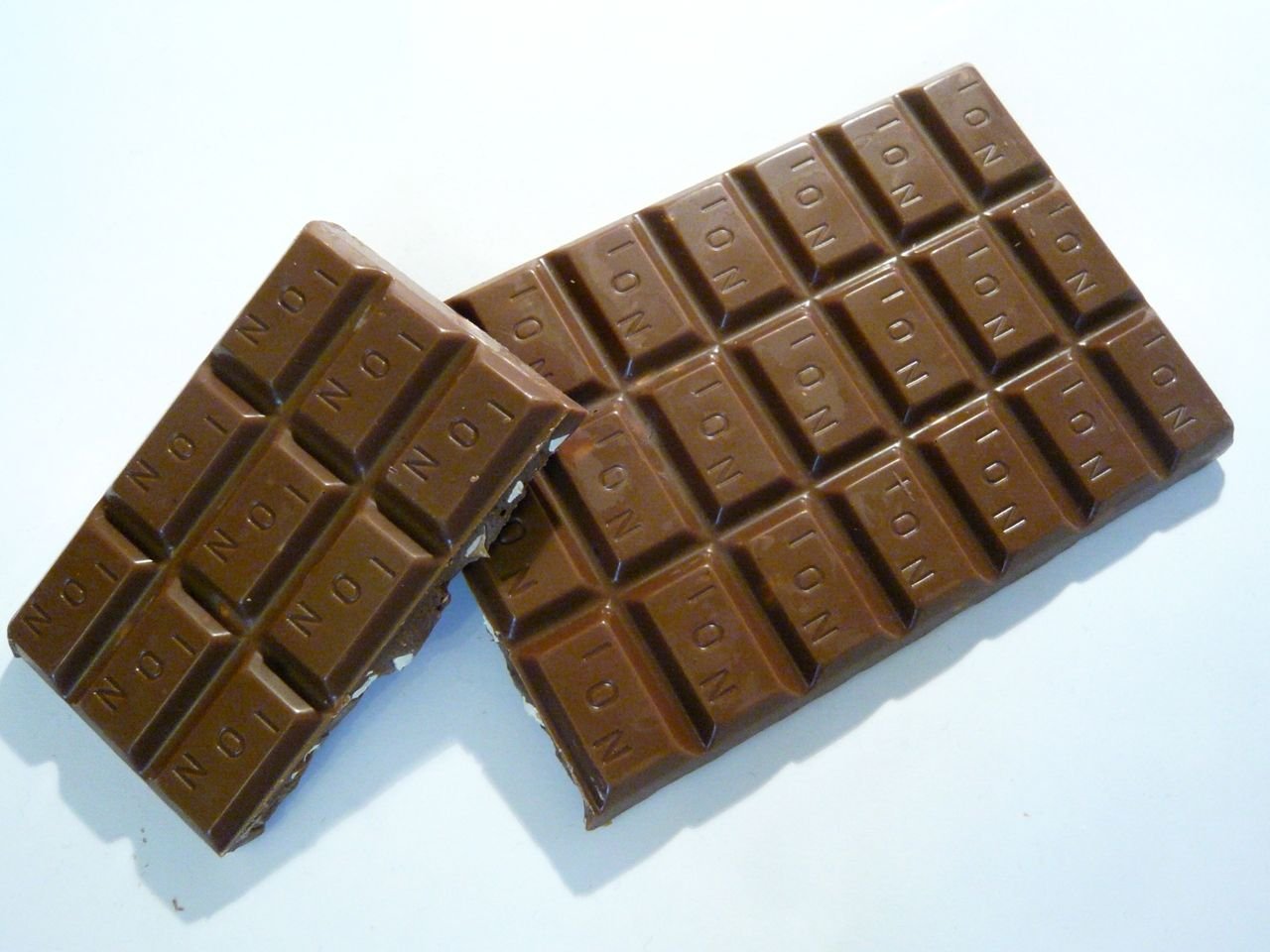 Premium Greek Milk Chocolate with Almonds - ION 5x100g Bars - Delicious Snack for Gifts, Desserts & Coffee Pairing