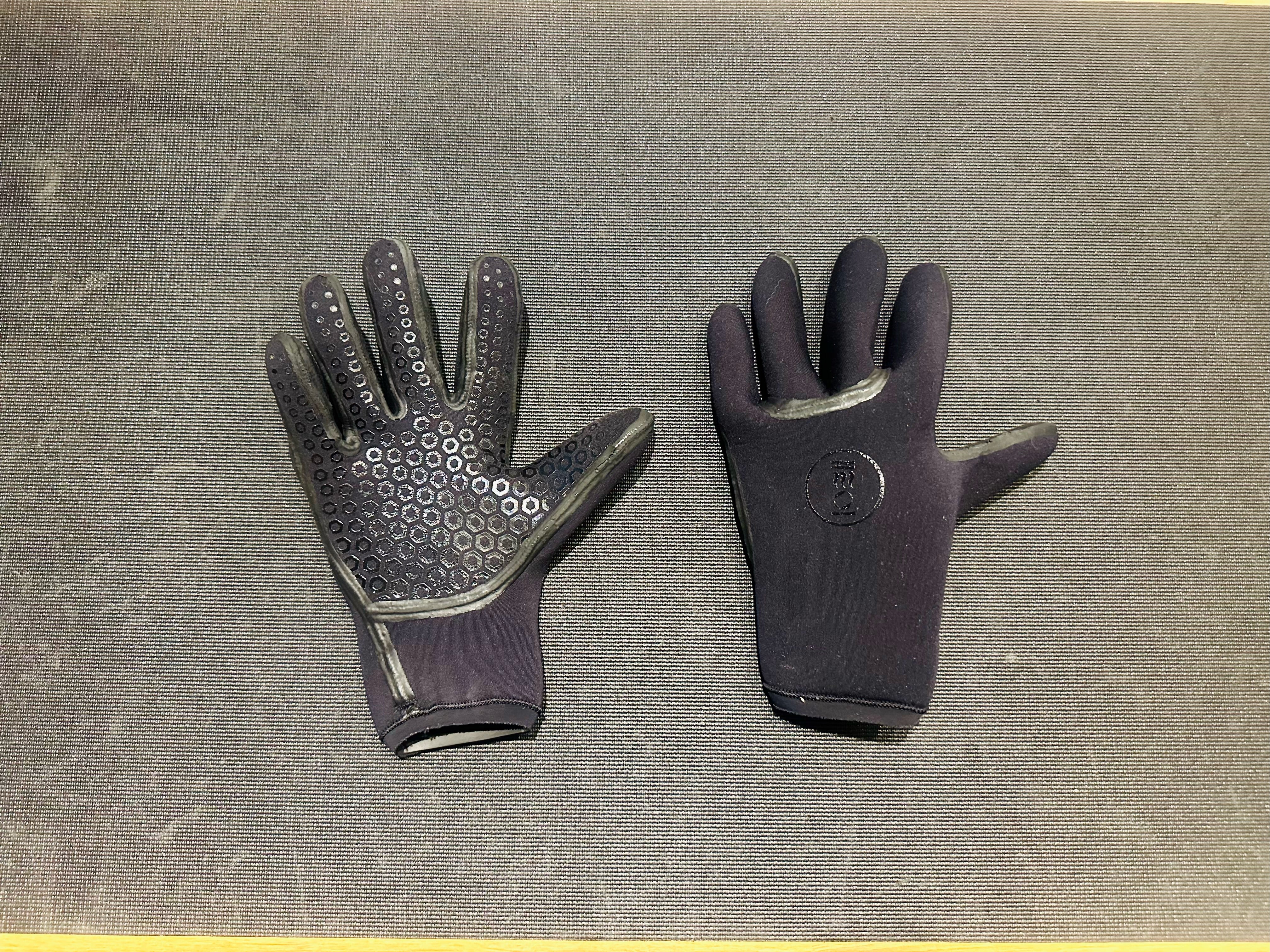Fourth Element 5mm Neoprene Hydrolock Gloves - Small Size for Scuba Diving, Snorkeling & Water Sports - Warm & Flexible Cold Water Protection