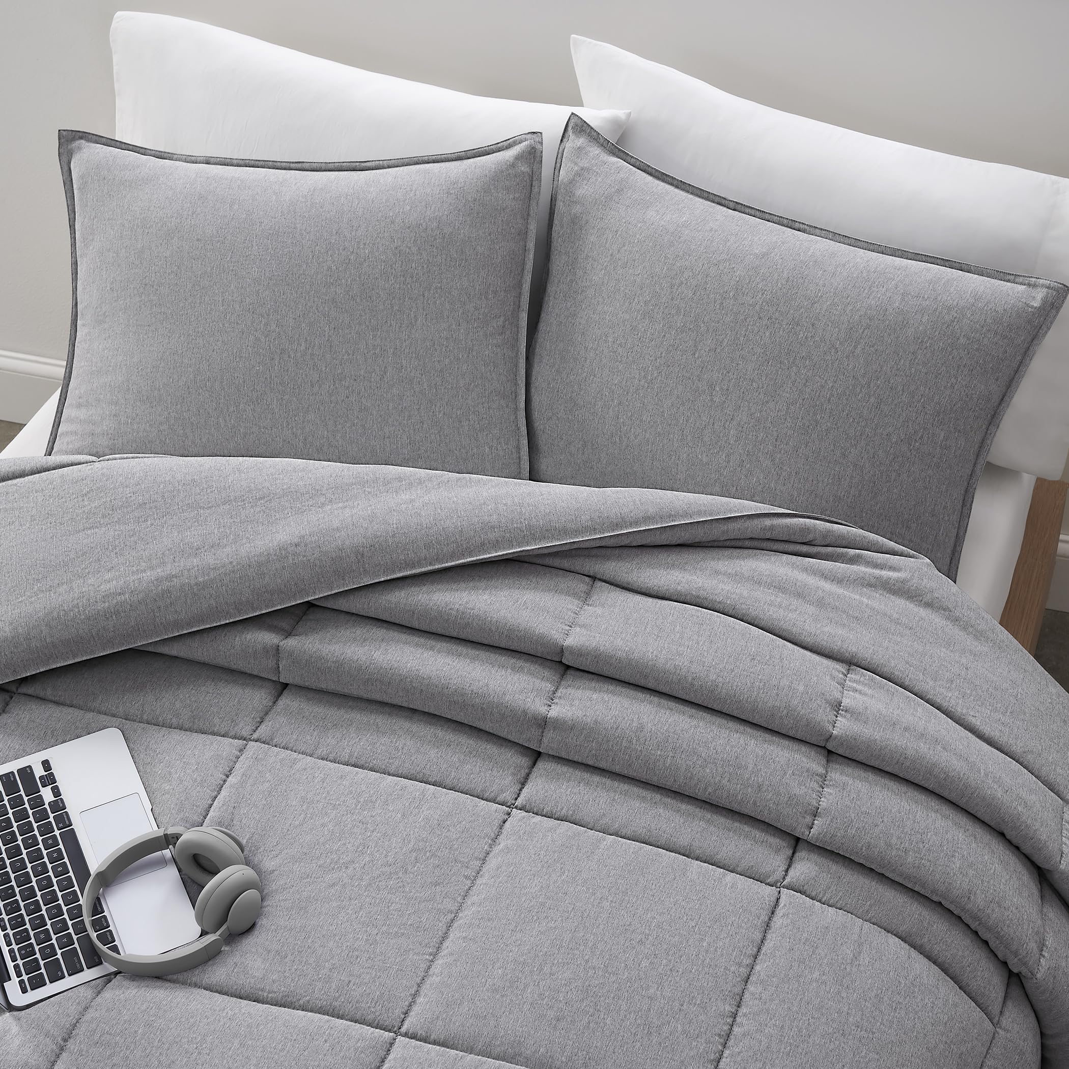UGG Leonora Comforter Set - Full/Queen Size Light Grey Down Alternative Blanket | Reversible, Hypoallergenic & Machine Washable | All-Season Cozy Bedding with 2 Pillow Shams | Perfect for Master Bedroom, Guest Room & Dorm Comfort