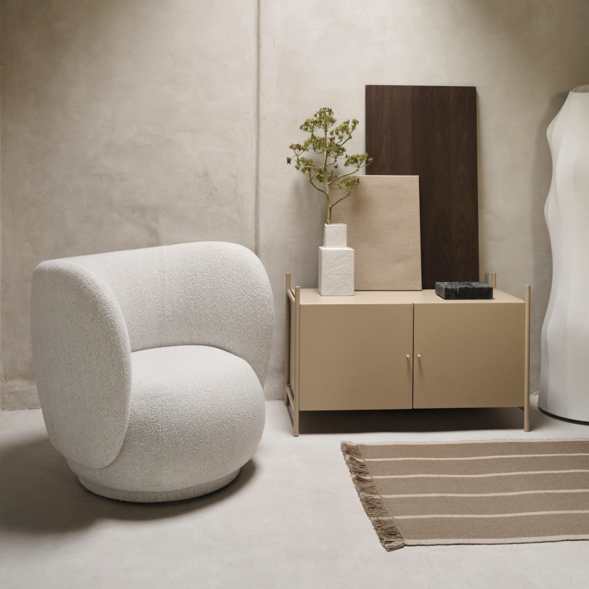 FERM LIVING Rico Lounge Chair Swivel - Soft Bouclé Fabric in Off White Melange | Modern Living Room Accent Chair for Home & Office | Cozy Reading Nook & Lounge Seating