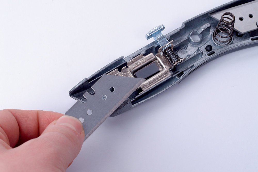 Retractable Blade Utility Knife - Heavy Duty Trapezium Blade for Cutting Boxes, Carpentry & DIY Projects | Sharp & Durable Craft Knife