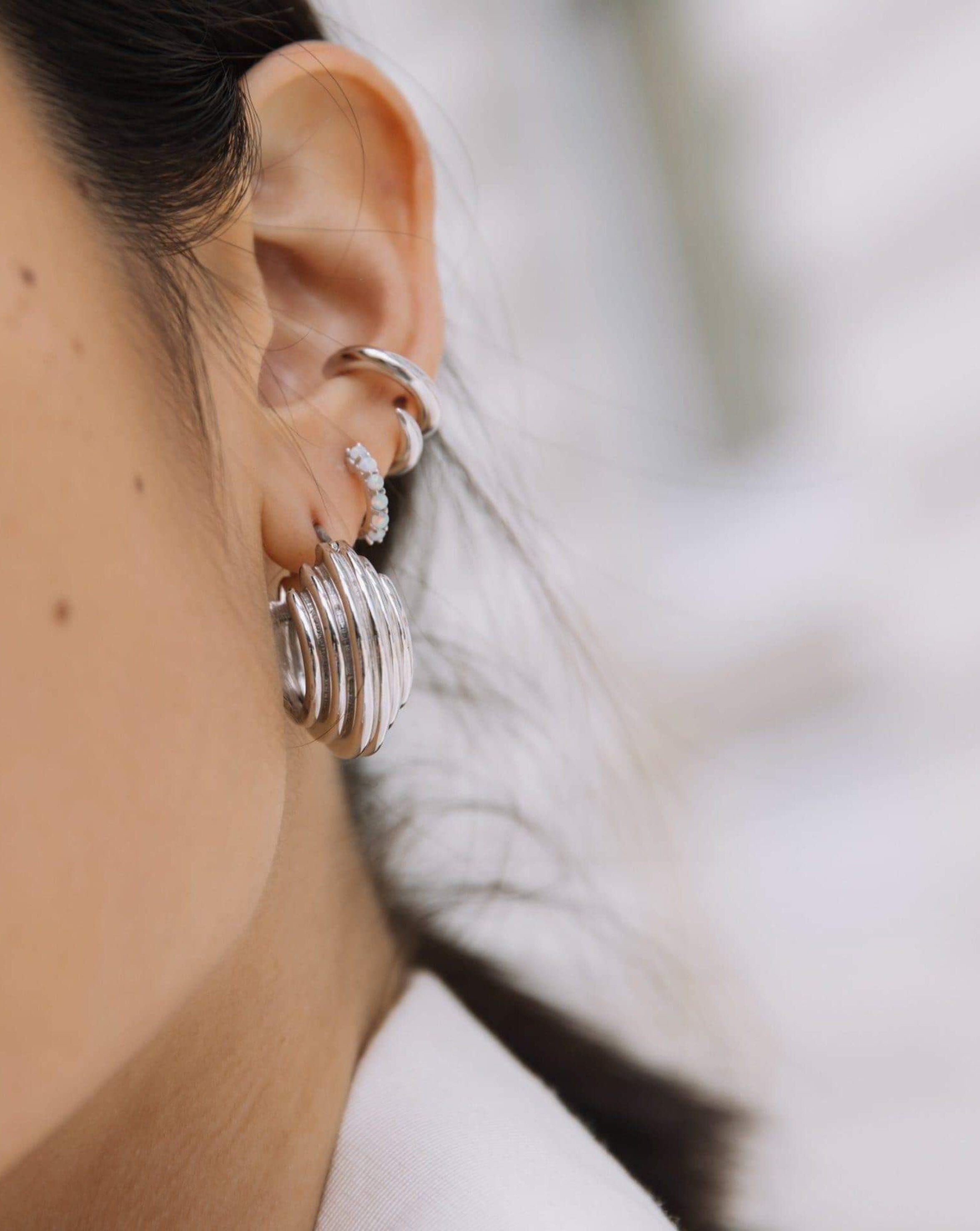 Lucy Williams Medium Chunky Ridge Hoop Earrings for Women - Trendy Gold Plated Statement Jewelry - Perfect for Parties, Weddings & Everyday Wear