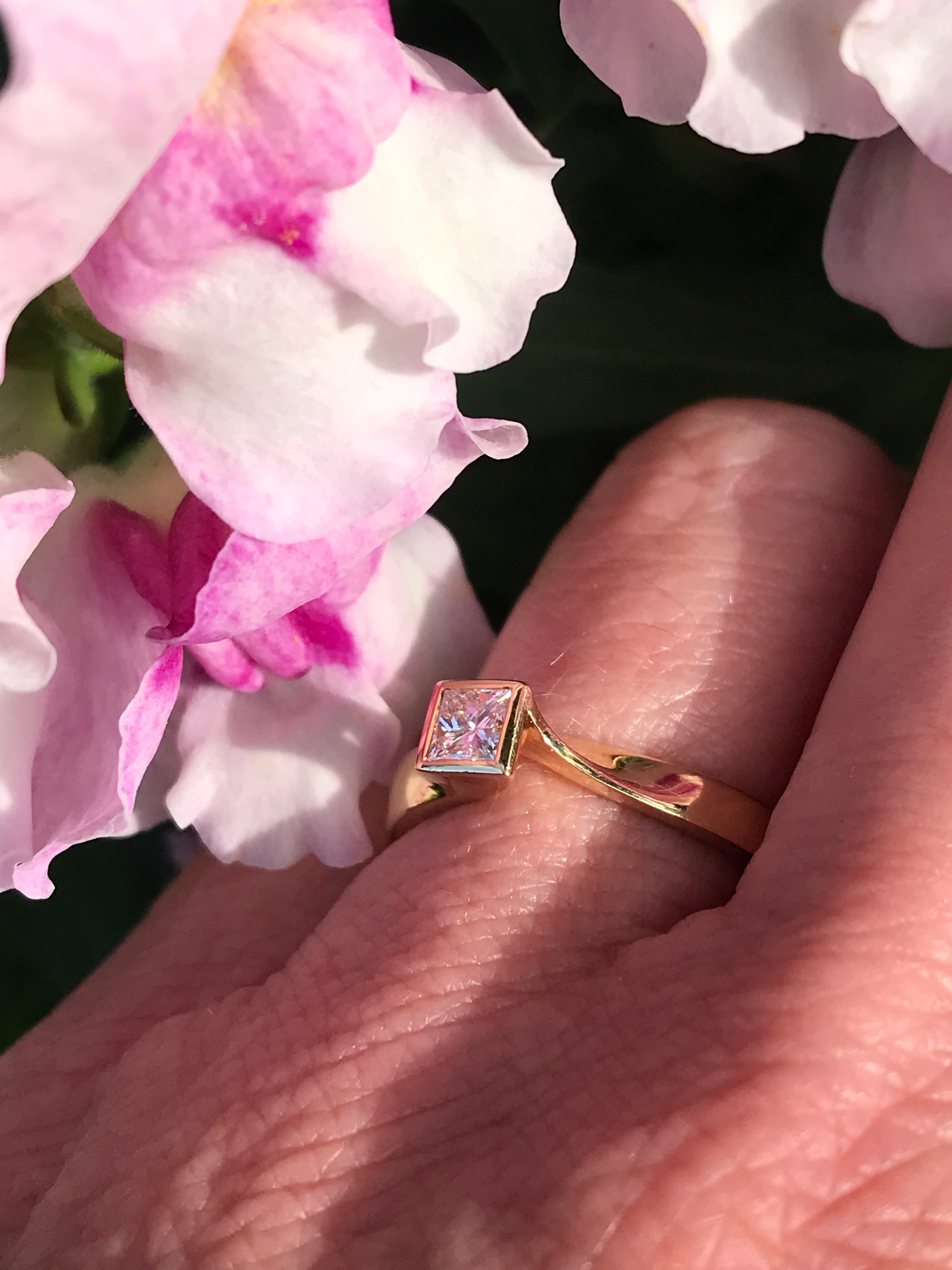 18ct Gold Princess Cut 0.25ct Natural Diamond Ring GVS1 - Elegant Engagement & Wedding Jewelry for Women