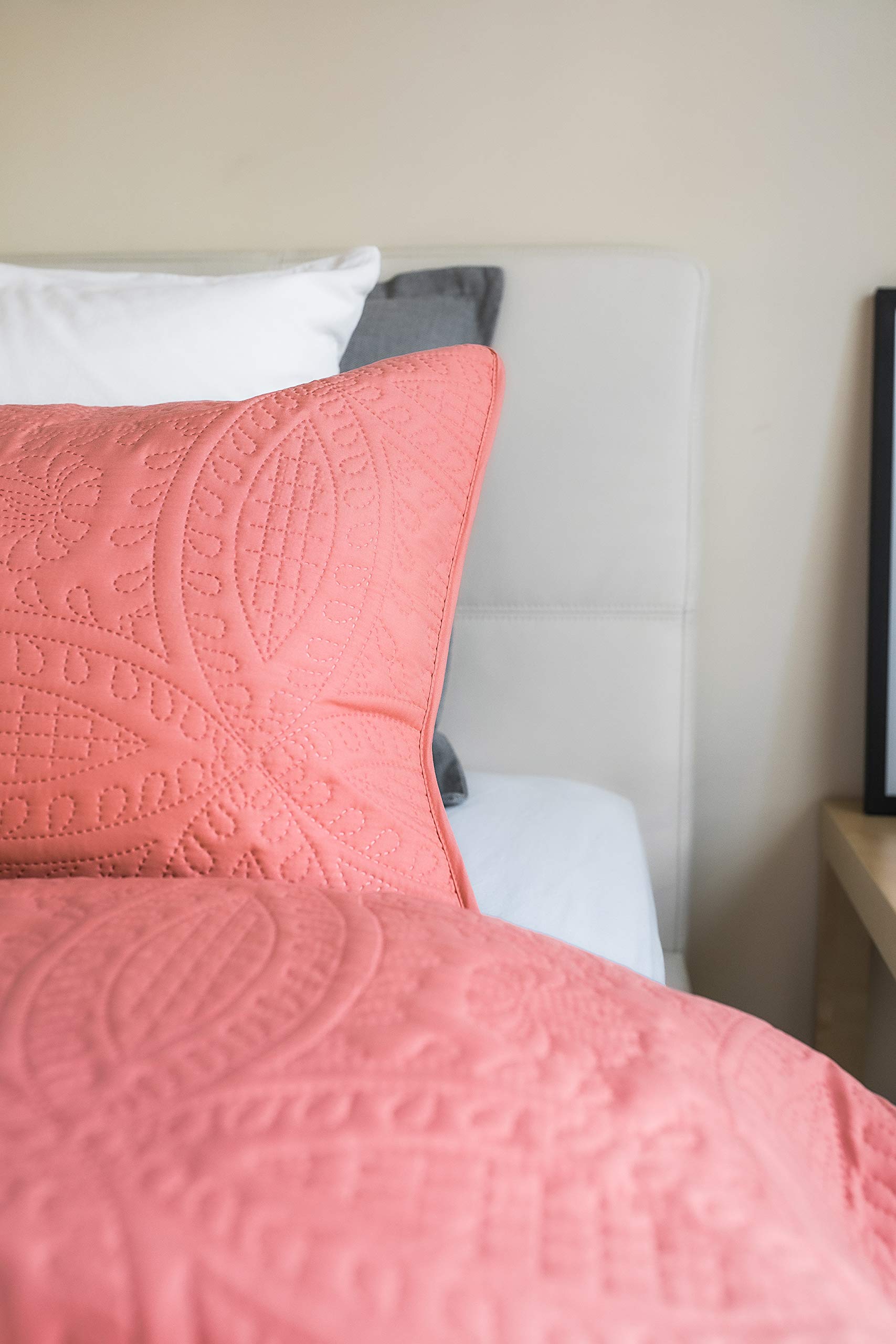 Mezzati Coral-Rose Prestige Collection 2-Piece Quilt Set - Soft Brushed Microfiber Bedspread & Coverlet for Twin/TwinXL Beds | Elegant Bedroom Decor | Perfect for Guest Rooms, Dorm Rooms & Cozy Home Styling