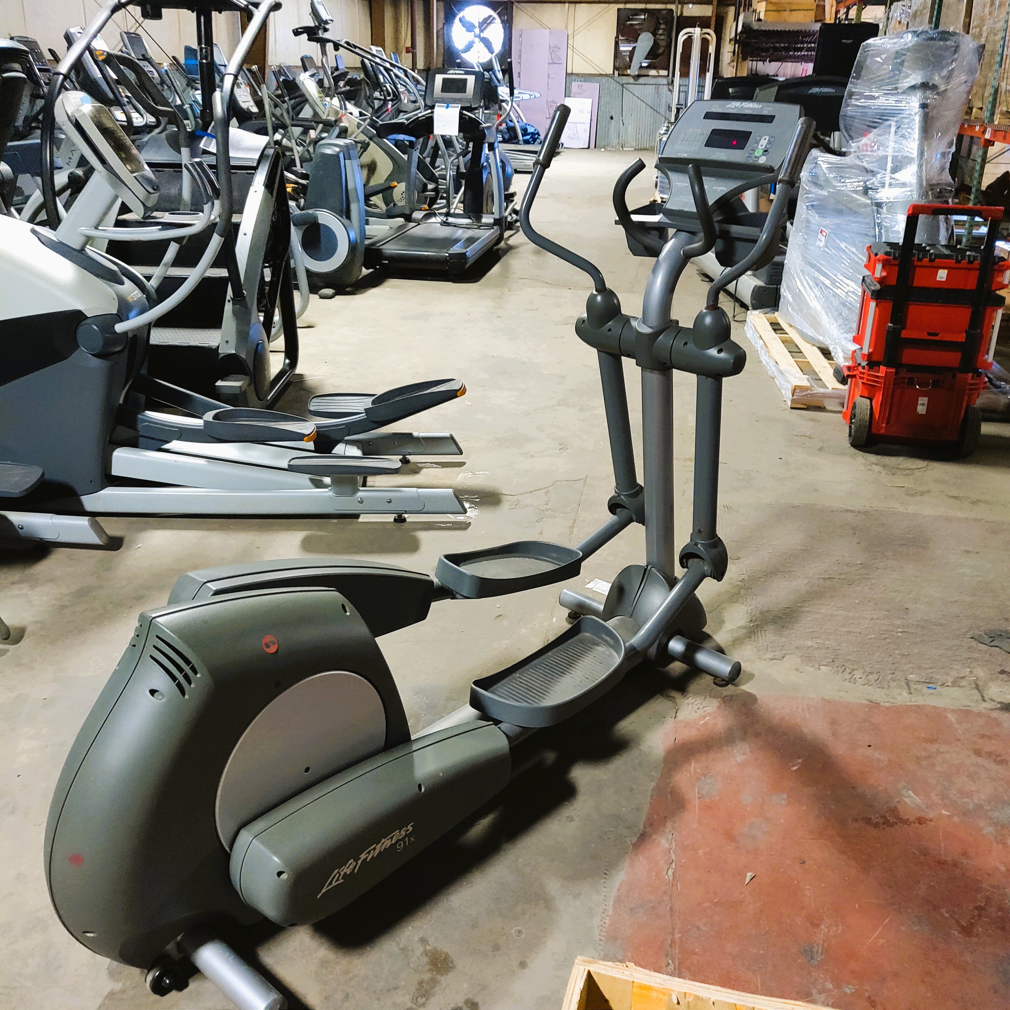 Life Fitness 91xi Elliptical Cross Trainer - Low Impact Cardio Machine for Home Gym, Commercial Use & Full Body Workout | Perfect for Weight Loss, Fitness Training & Rehabilitation Exercises