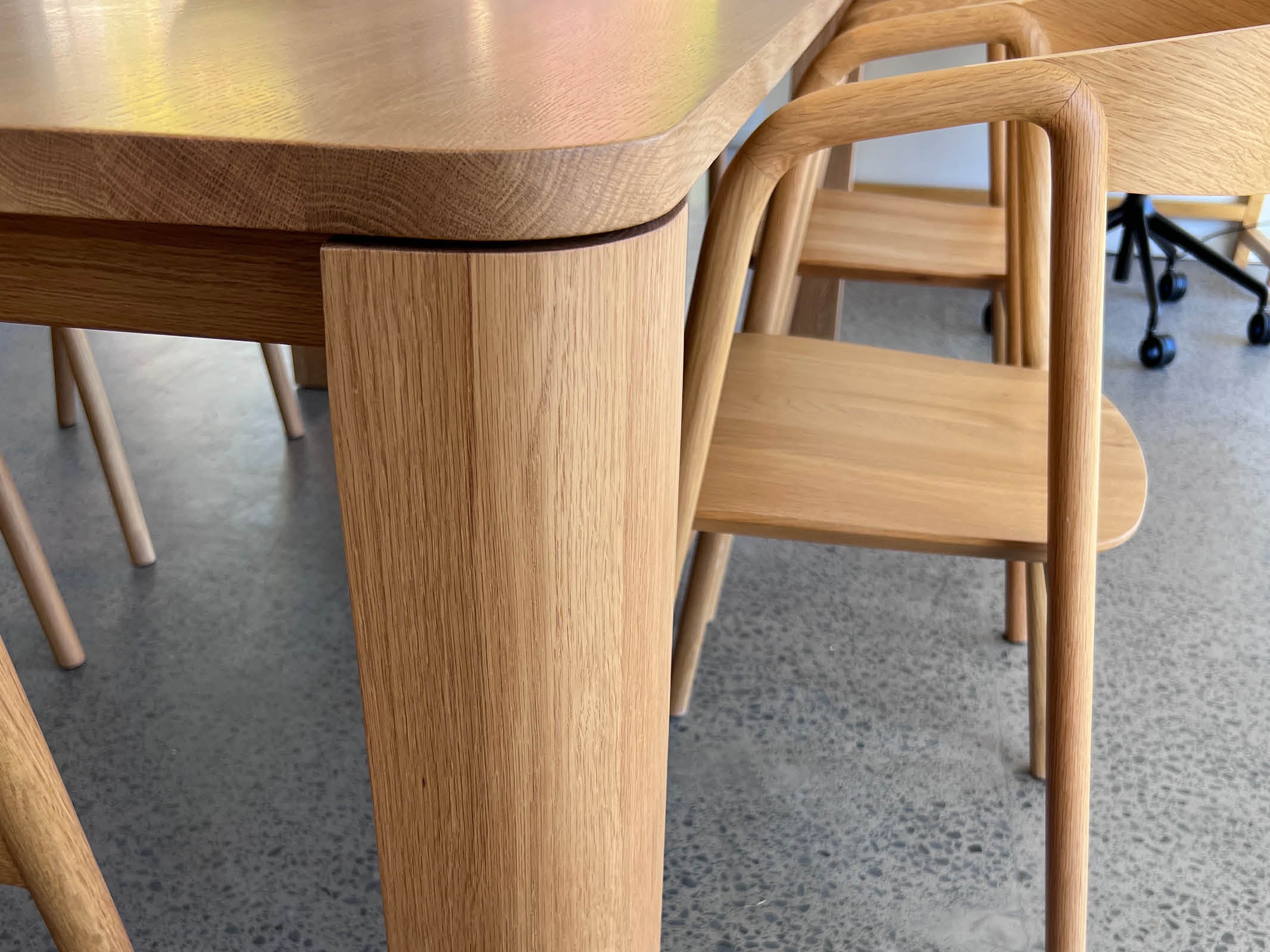 Modern Oli Dining Table - Solid Wood Kitchen Table for 6 - Perfect for Family Dinners & Entertaining Guests
