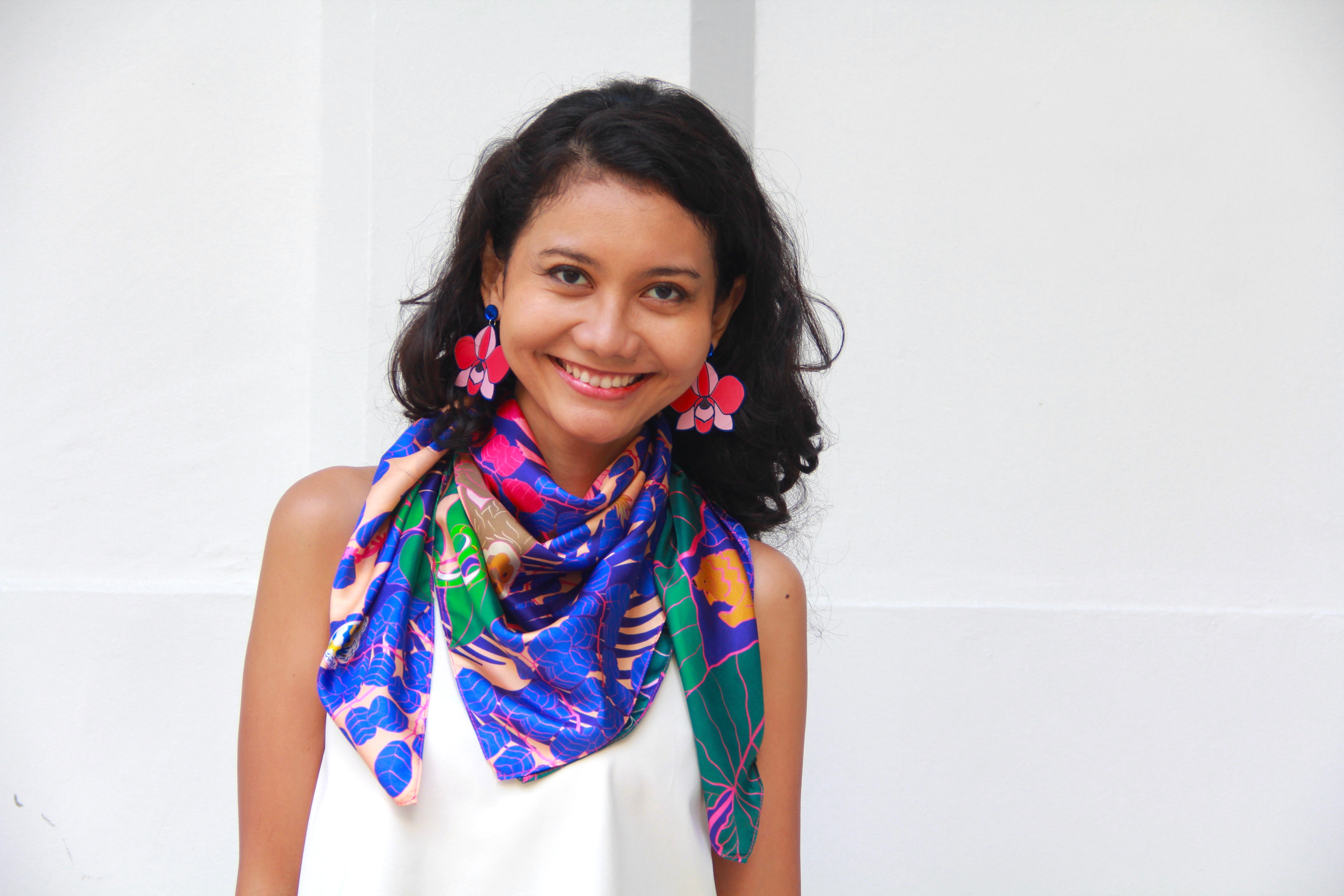 Elegant Green Silk Scarf - Luxurious Soft Fabric for Women - Perfect for Formal Events, Weddings & Gift Giving