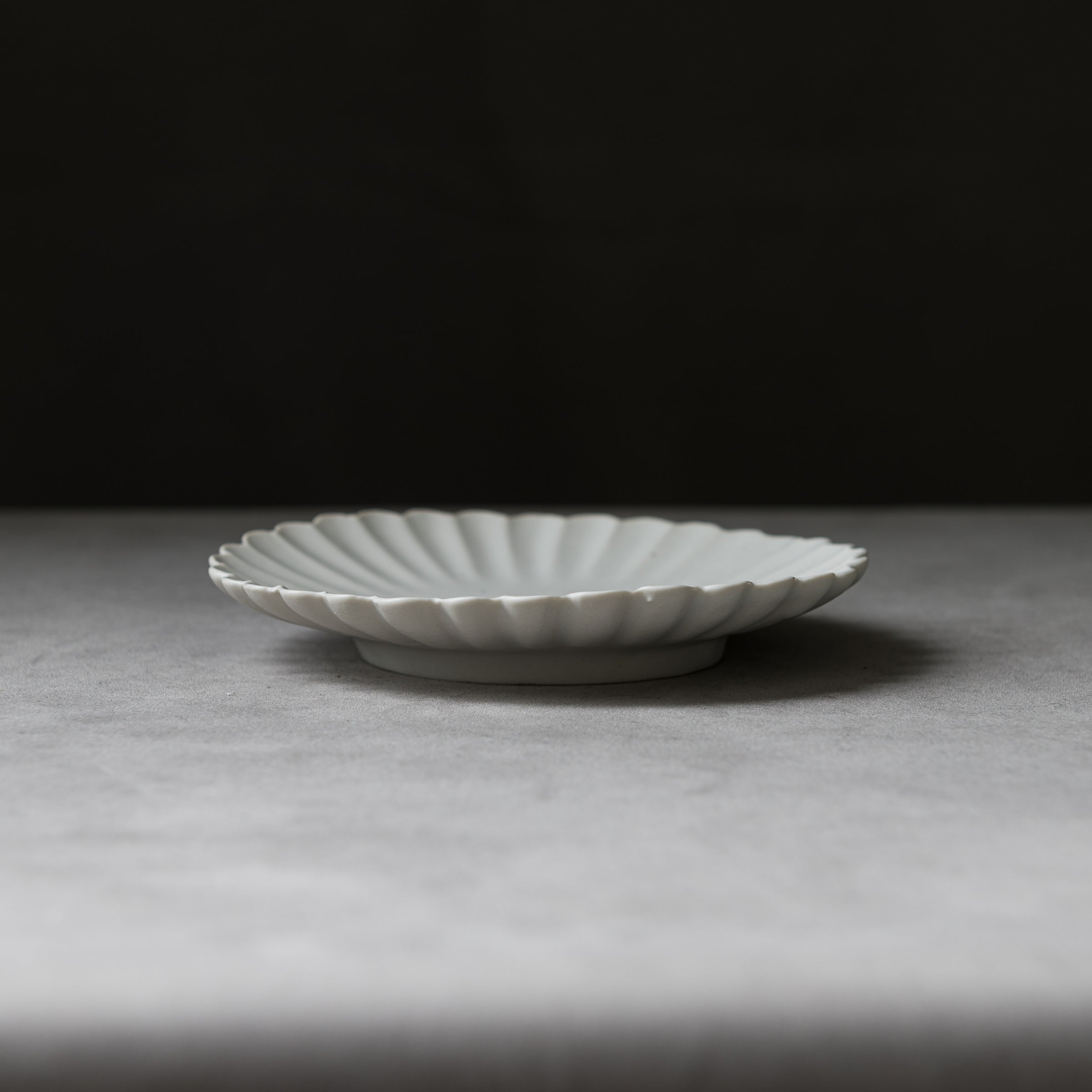 Handmade USUKIYAKI Kiku Plate – 2 Sizes (Small & Large) – Authentic Japanese Ceramic Dish for Sushi, Desserts & Home Decor